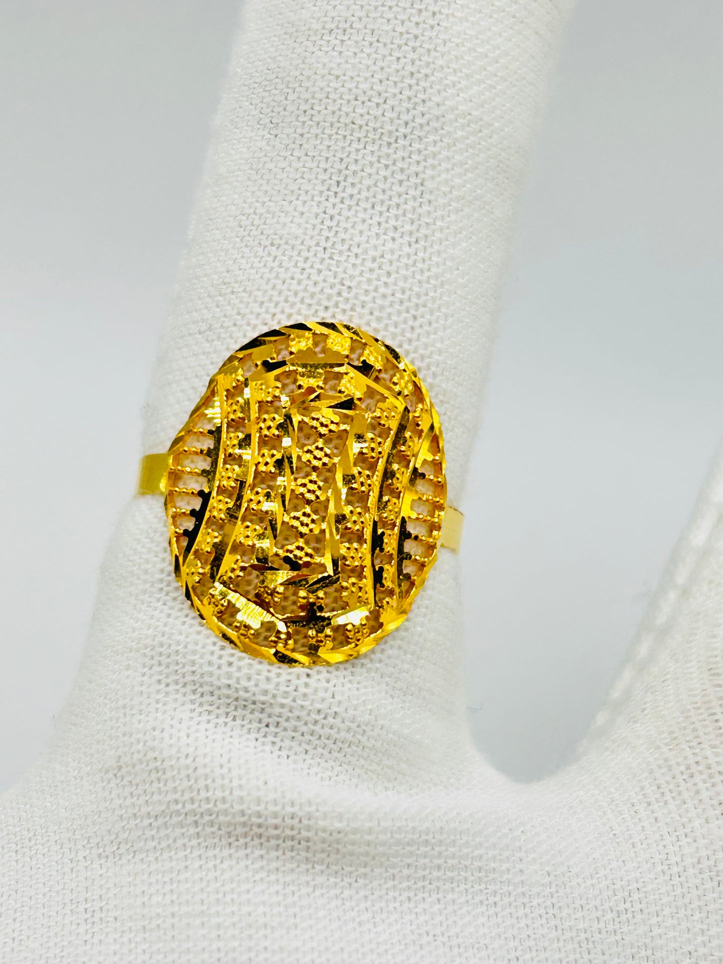 22ct Gold Ladies Ring Size P 1/2, Weight 2.3g Hallmarked