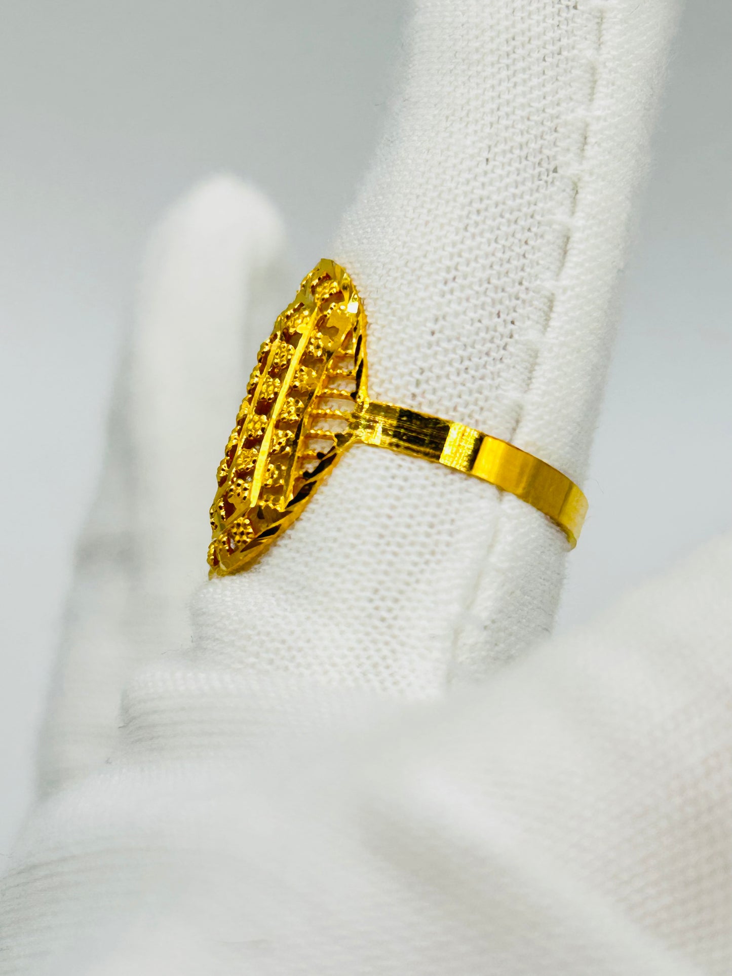 22ct Gold Ladies Ring Size P 1/2, Weight 2.3g Hallmarked