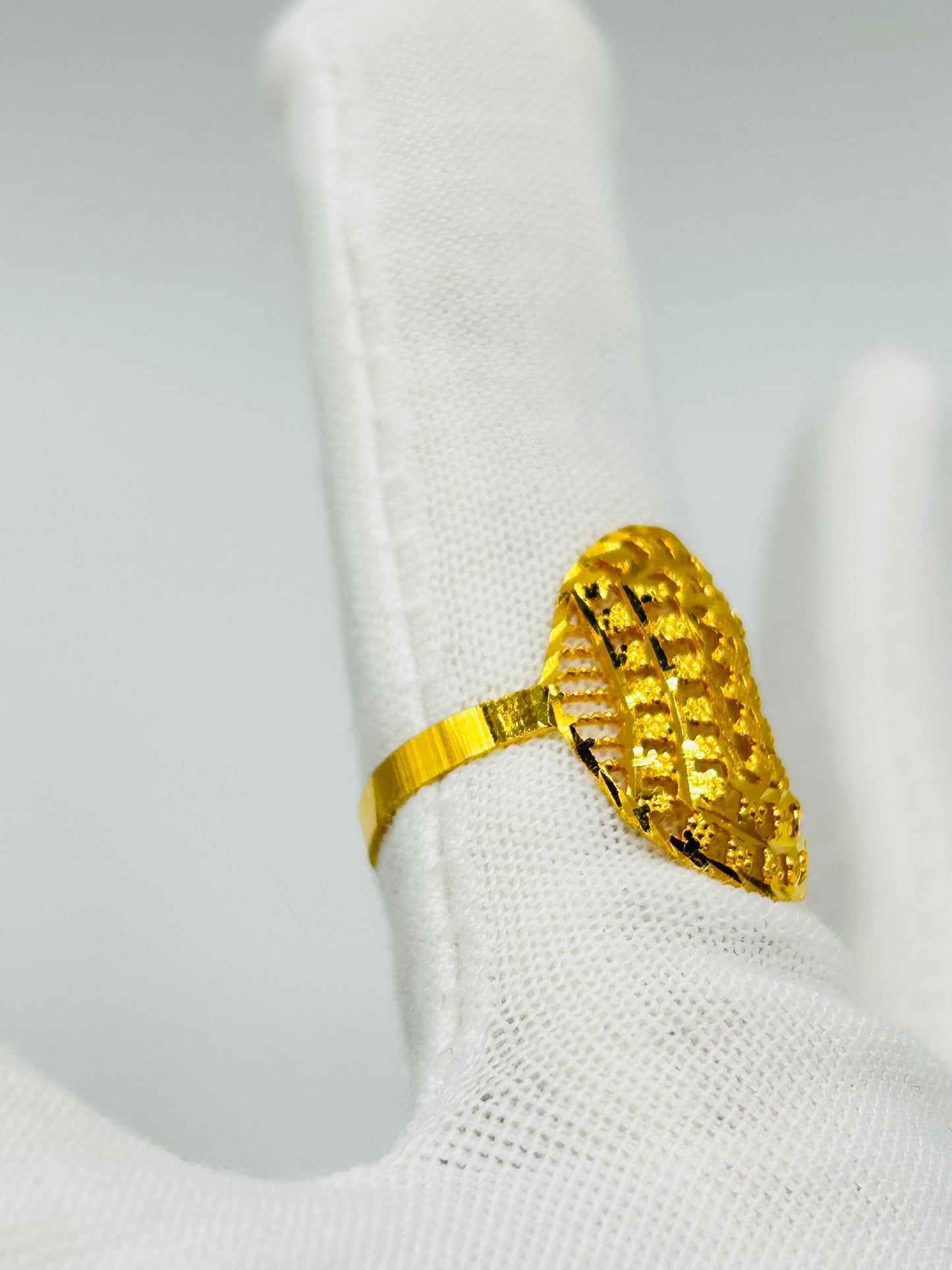 22ct Gold Ladies Ring Size P 1/2, Weight 2.3g Hallmarked