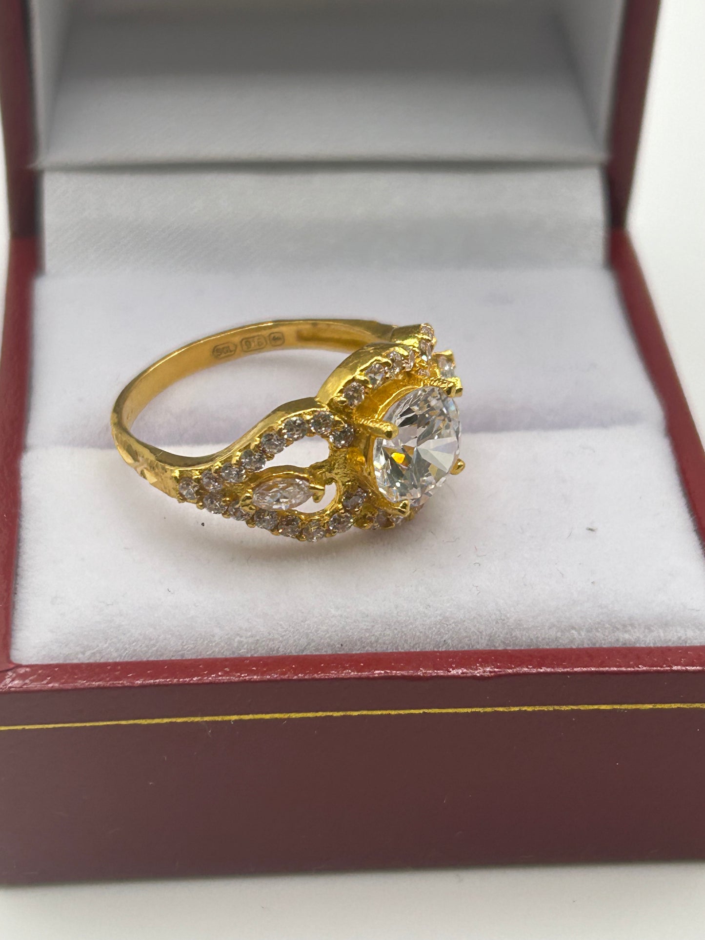 22ct Gold Ladies Ring 5.1 grams Size O