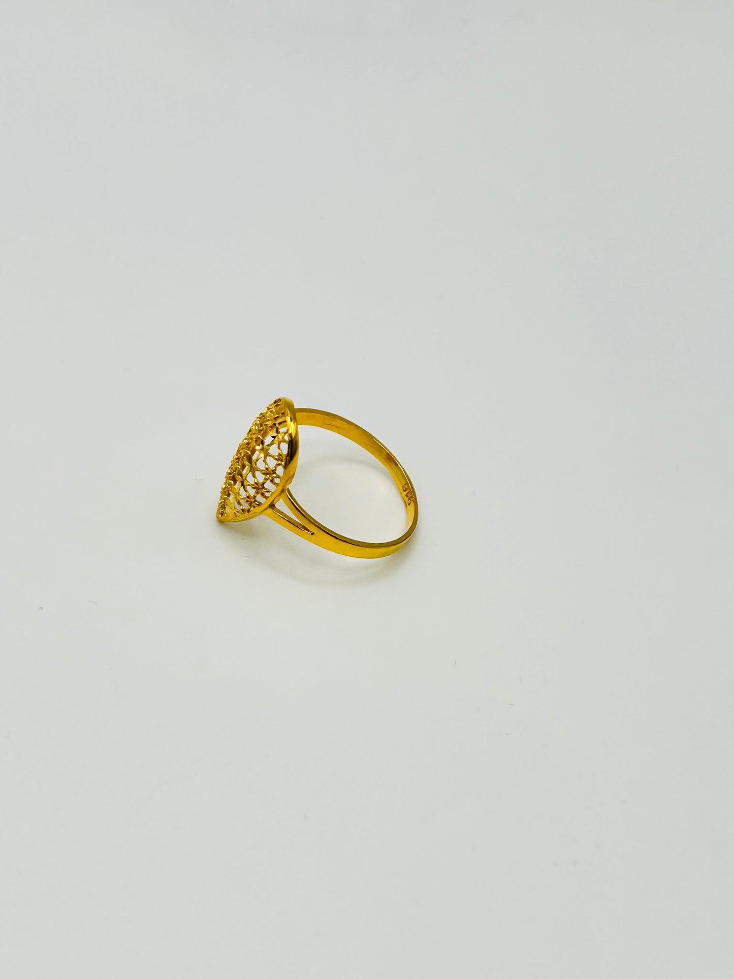 22ct Gold Ladies Ring Size N 1/2, Weight 1.8g Hallmarked