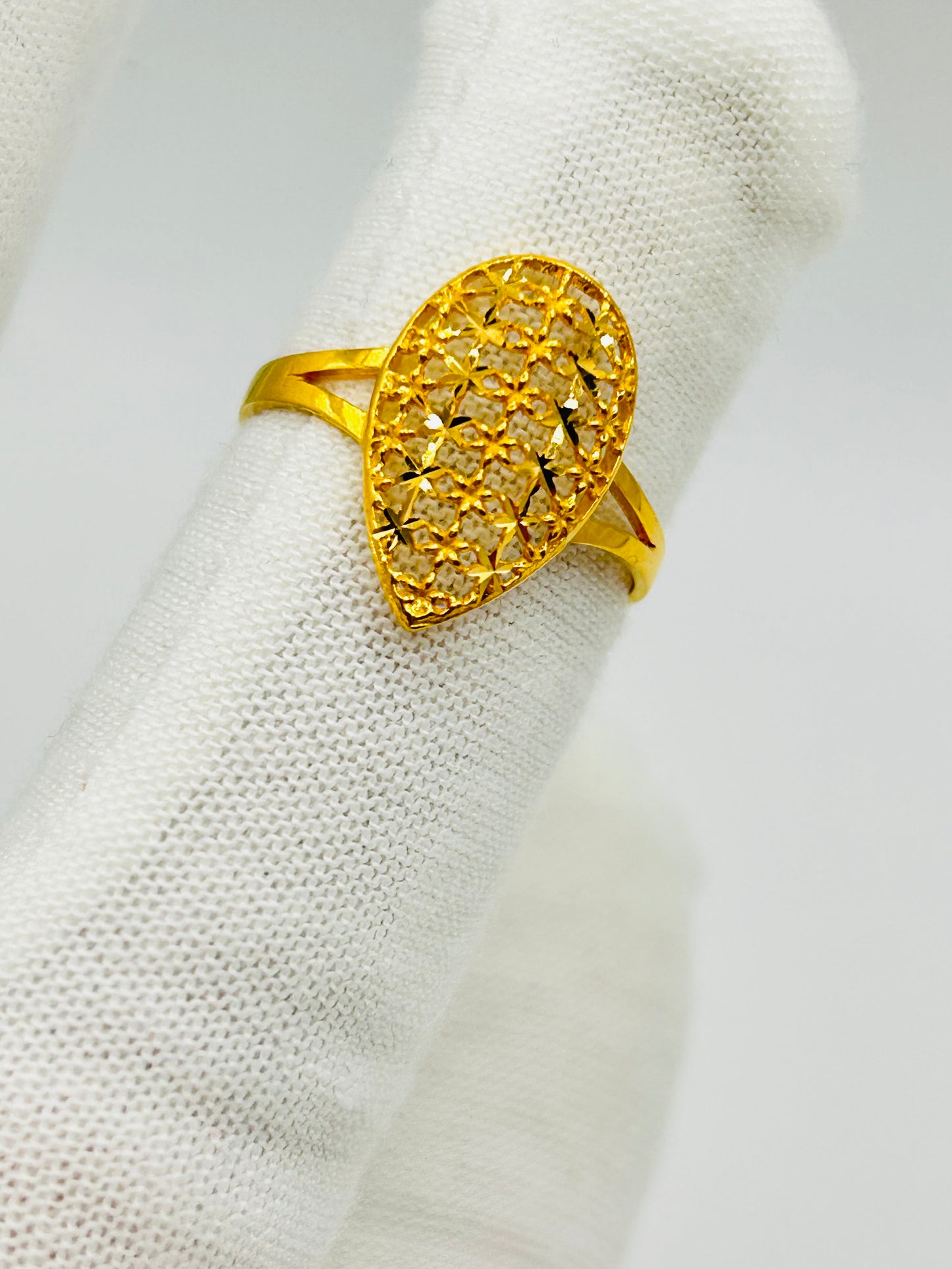 22ct Gold Ladies Ring Size N 1/2, Weight 1.8g Hallmarked