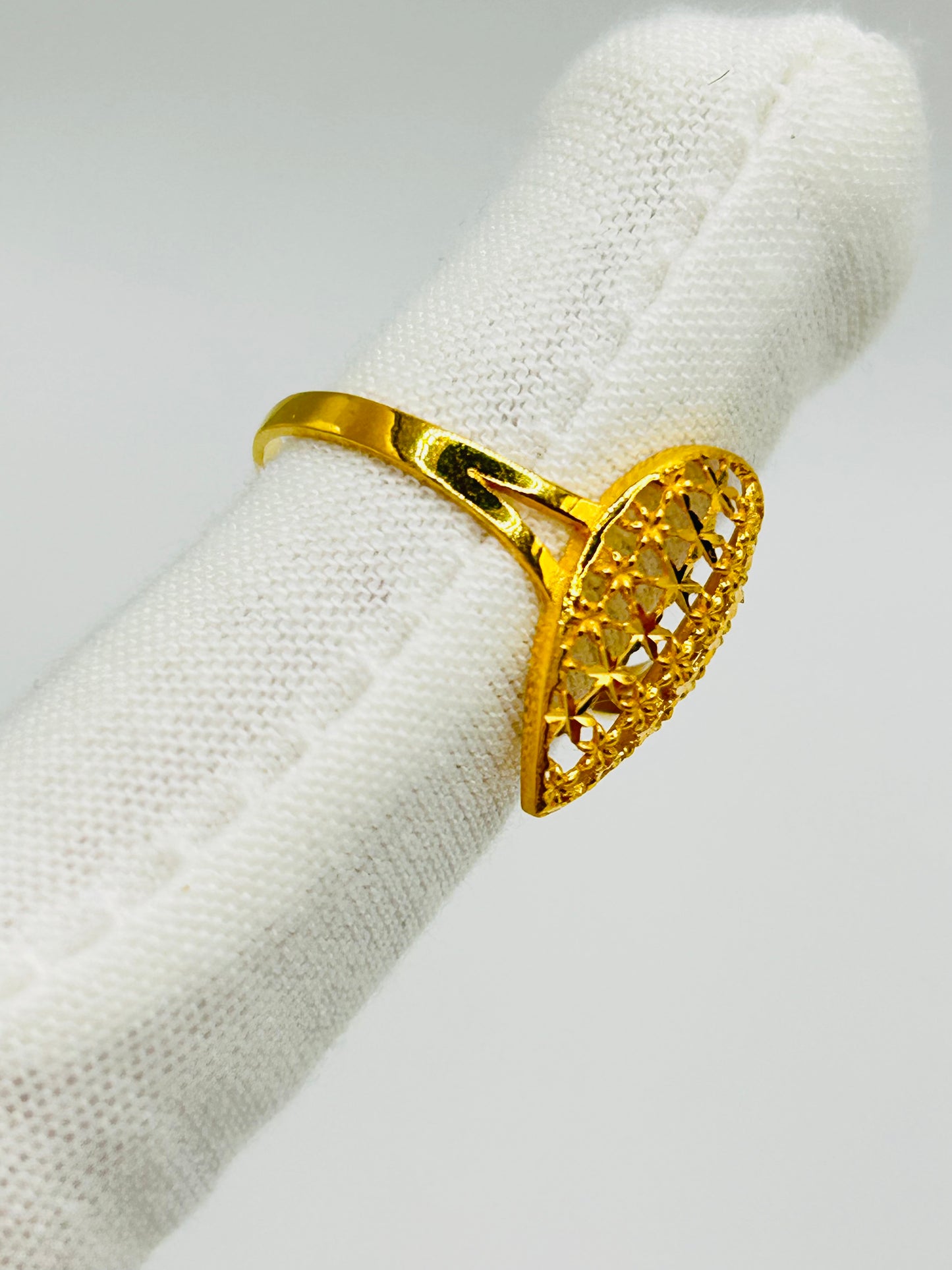 22ct Gold Ladies Ring Size N 1/2, Weight 1.8g Hallmarked