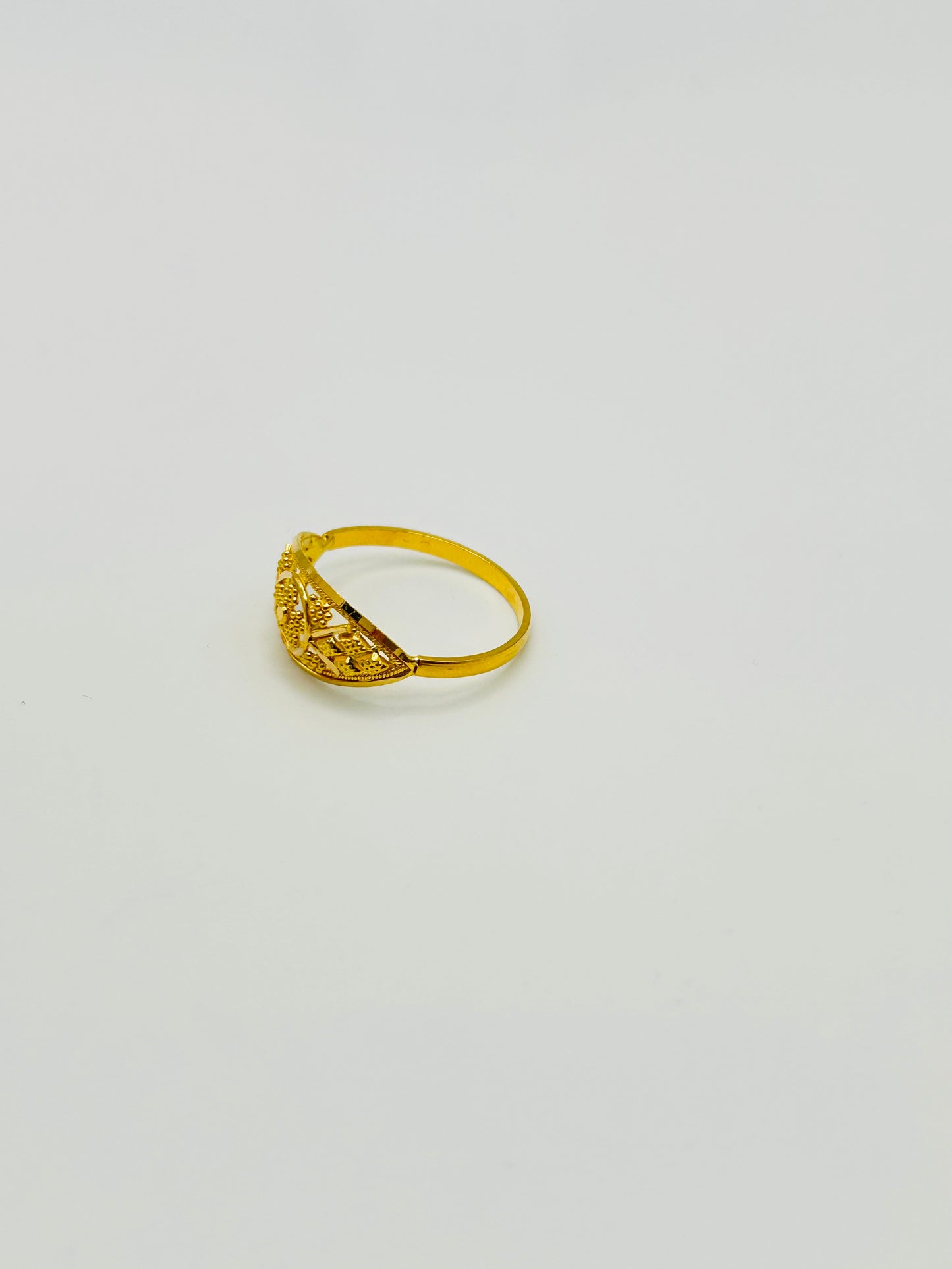 22ct Gold Ladies Ring Size Q, Weight 2.5g Hallmarked