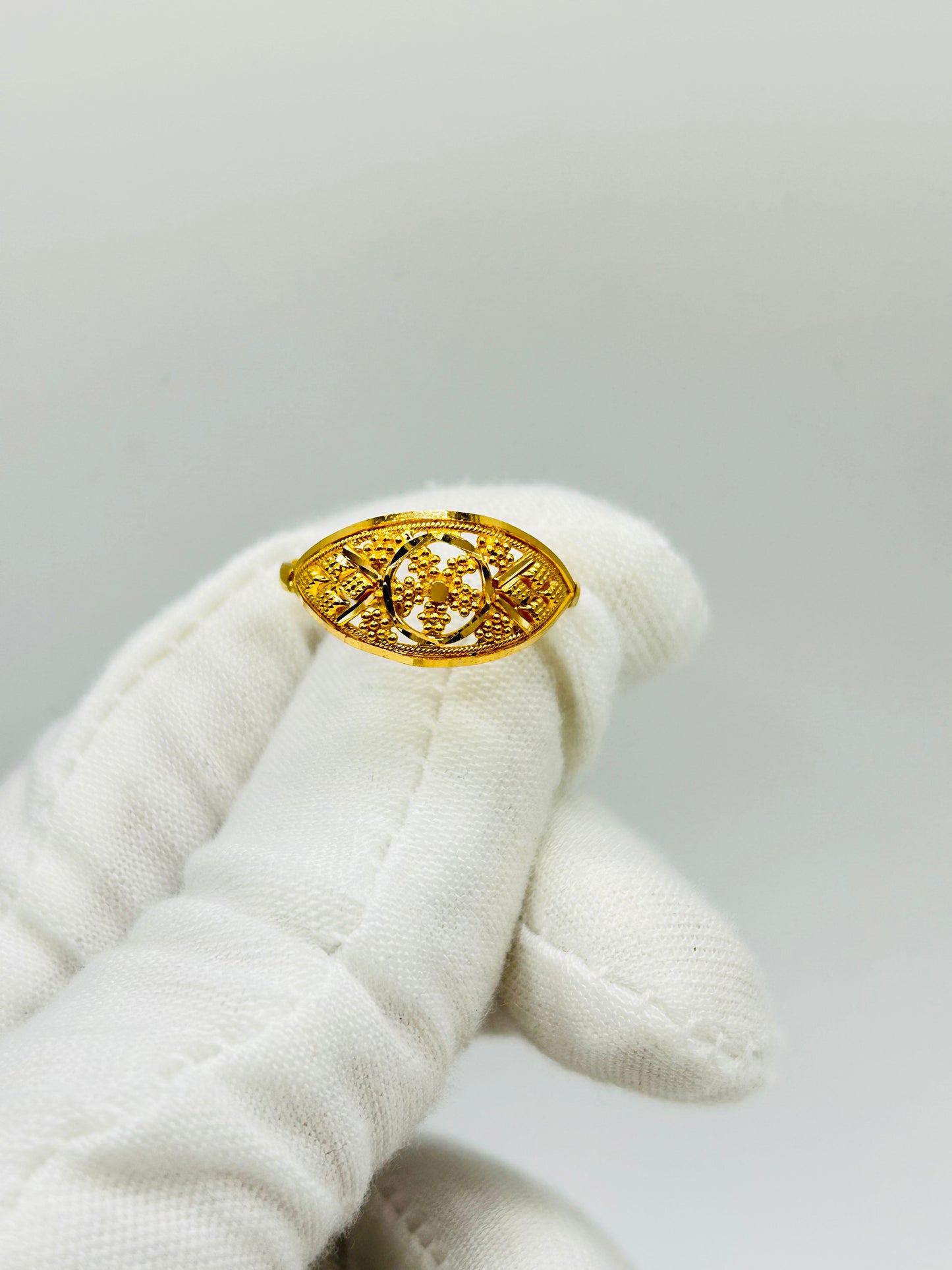 22ct Gold Ladies Ring Size Q, Weight 2.5g Hallmarked