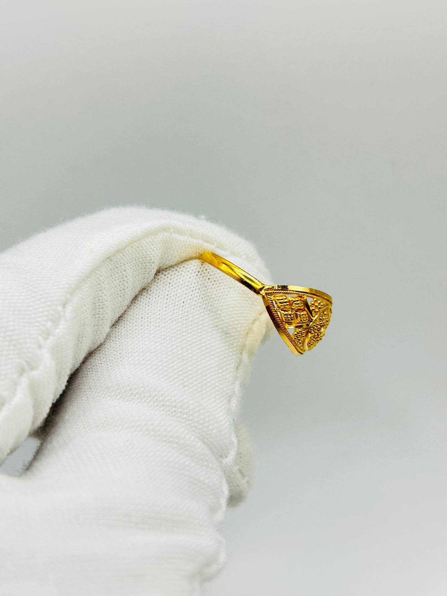22ct Gold Ladies Ring Size Q, Weight 2.5g Hallmarked