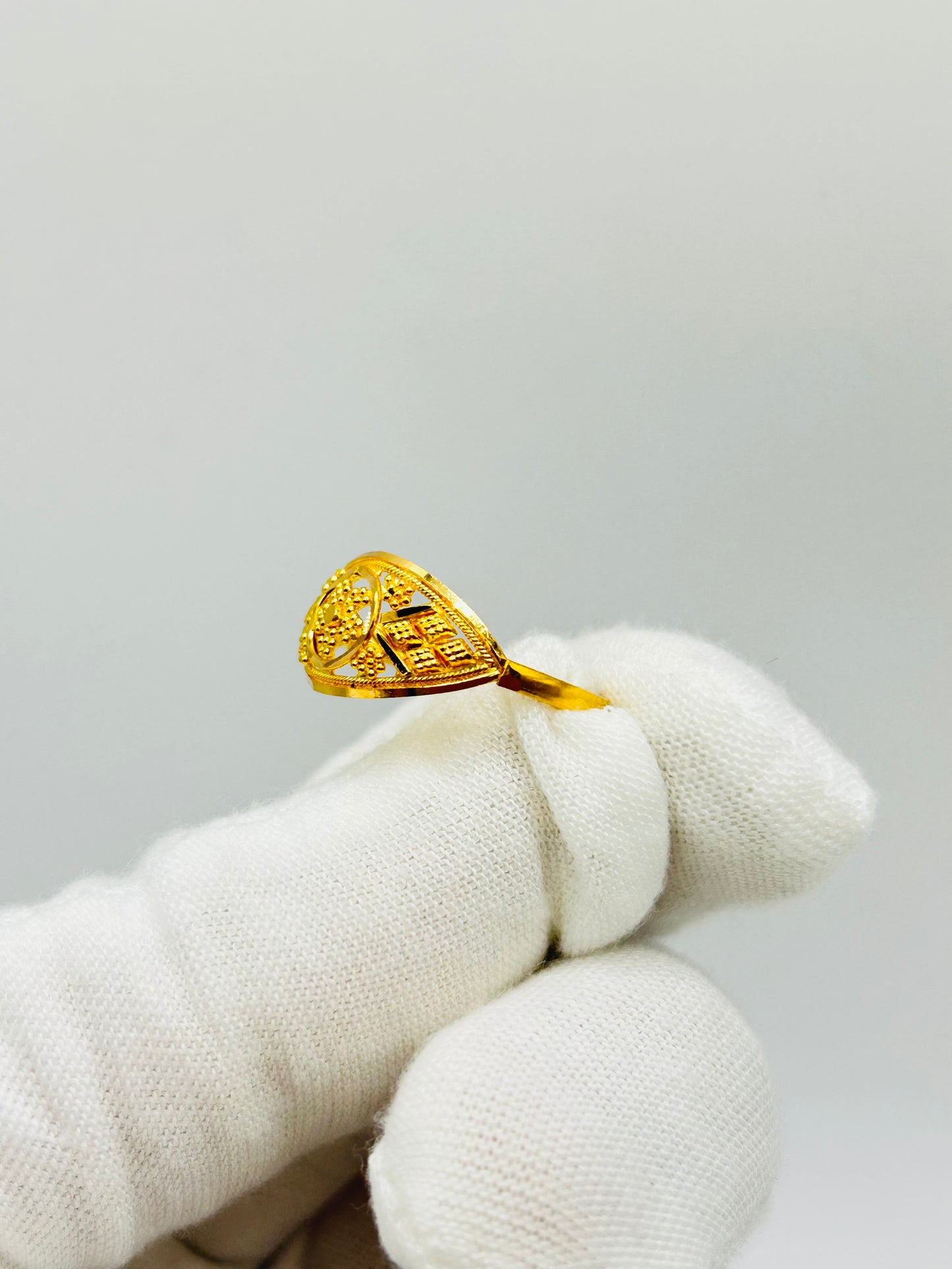 22ct Gold Ladies Ring Size Q, Weight 2.5g Hallmarked