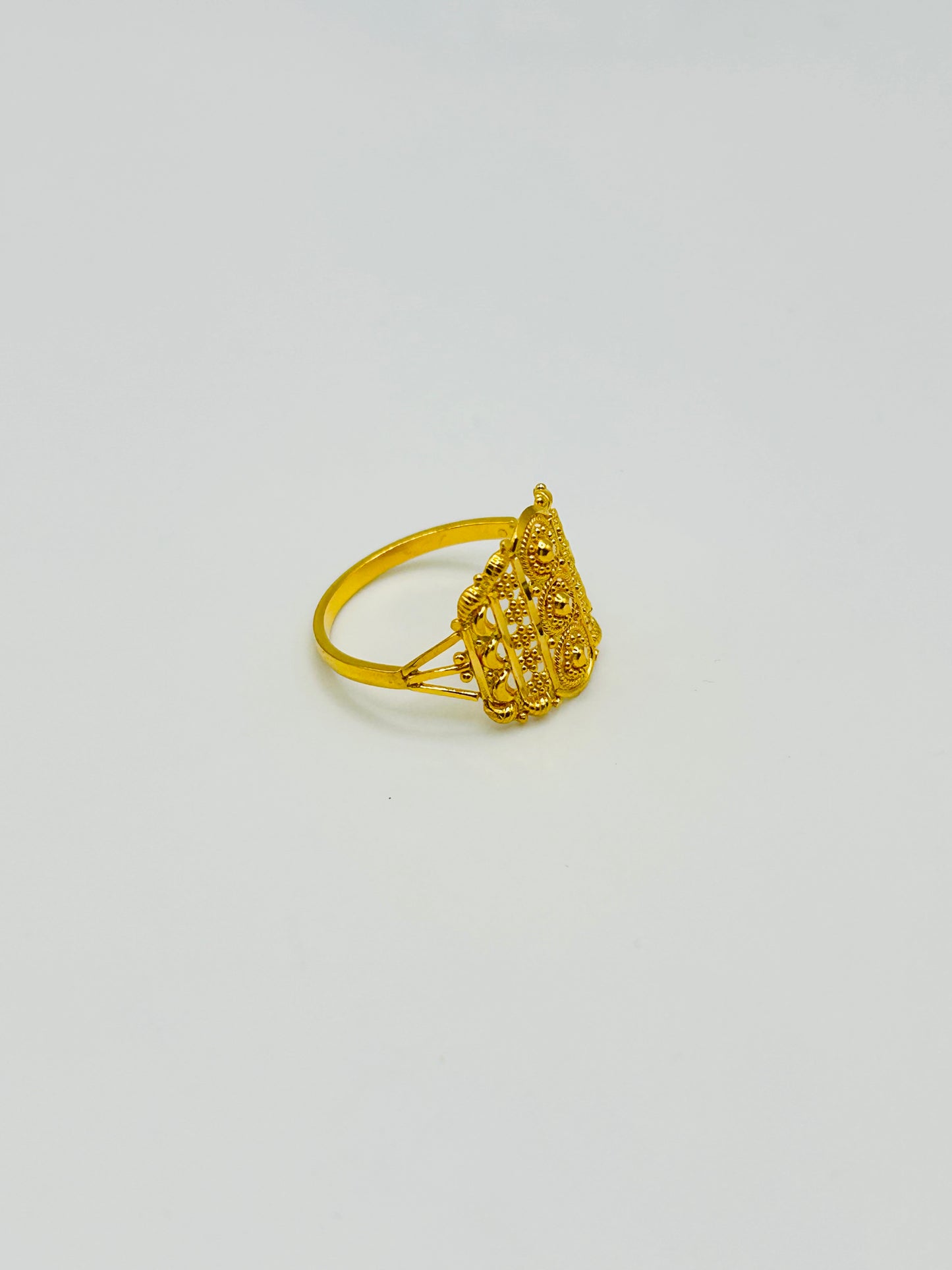 22ct Gold Ladies Ring Size O 1/2, Weight 3.0g Hallmarked