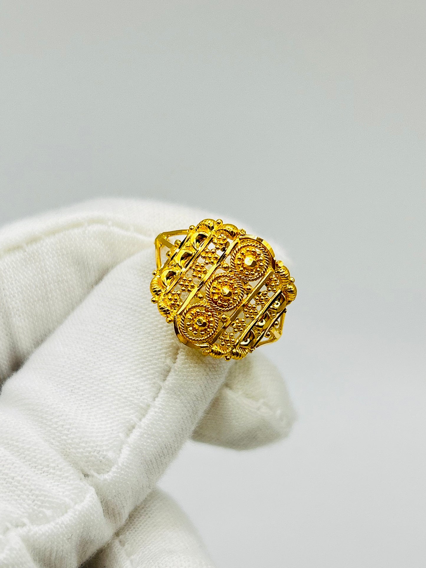 22ct Gold Ladies Ring Size O 1/2, Weight 3.0g Hallmarked