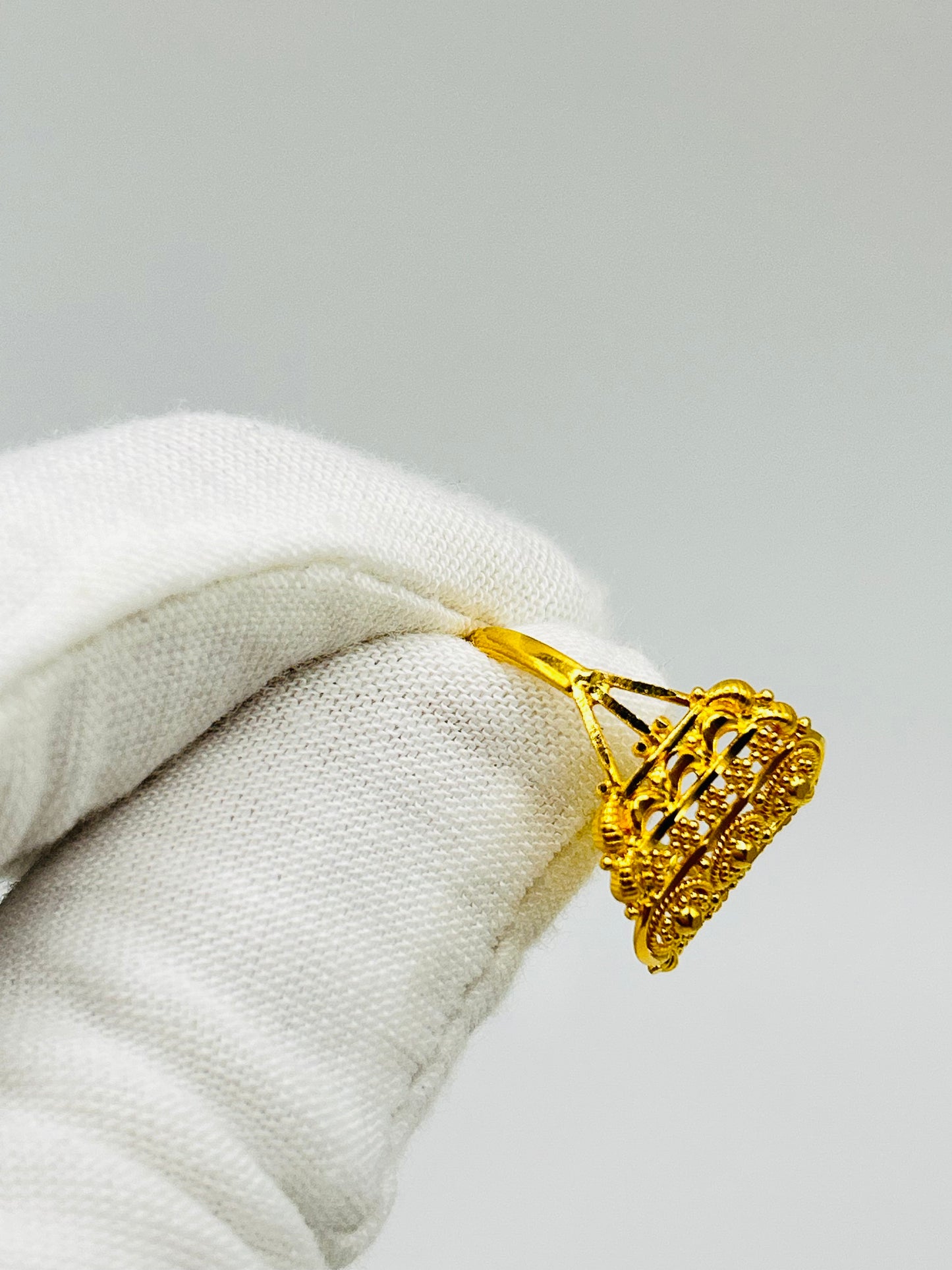 22ct Gold Ladies Ring Size O 1/2, Weight 3.0g Hallmarked