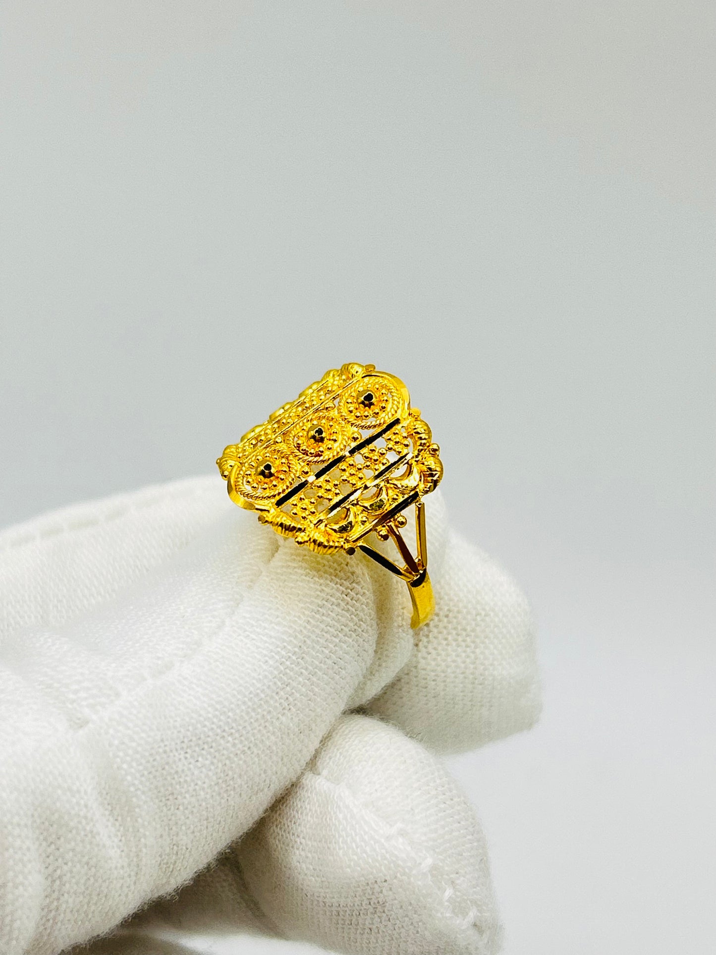 22ct Gold Ladies Ring Size O 1/2, Weight 3.0g Hallmarked