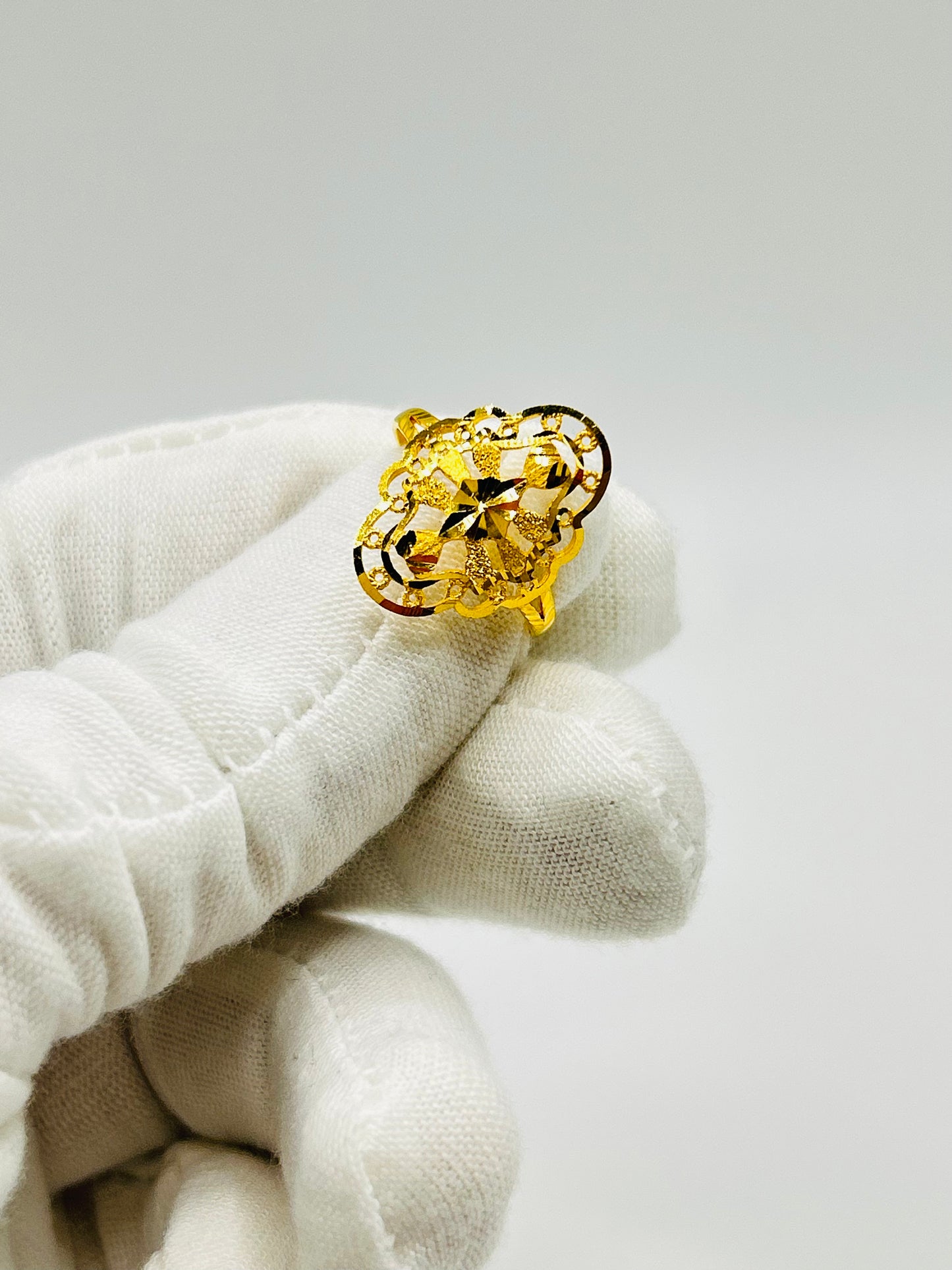 22ct Gold Ladies Ring Size N, Weight 2.2g Hallmarked