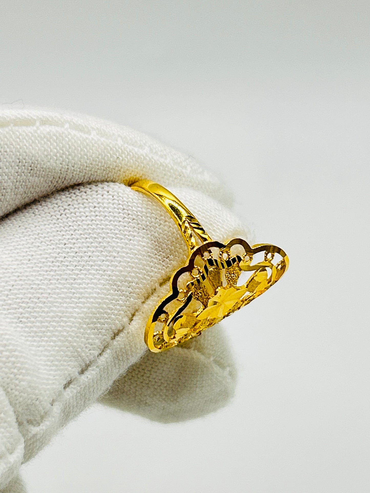 22ct Gold Ladies Ring Size N, Weight 2.2g Hallmarked