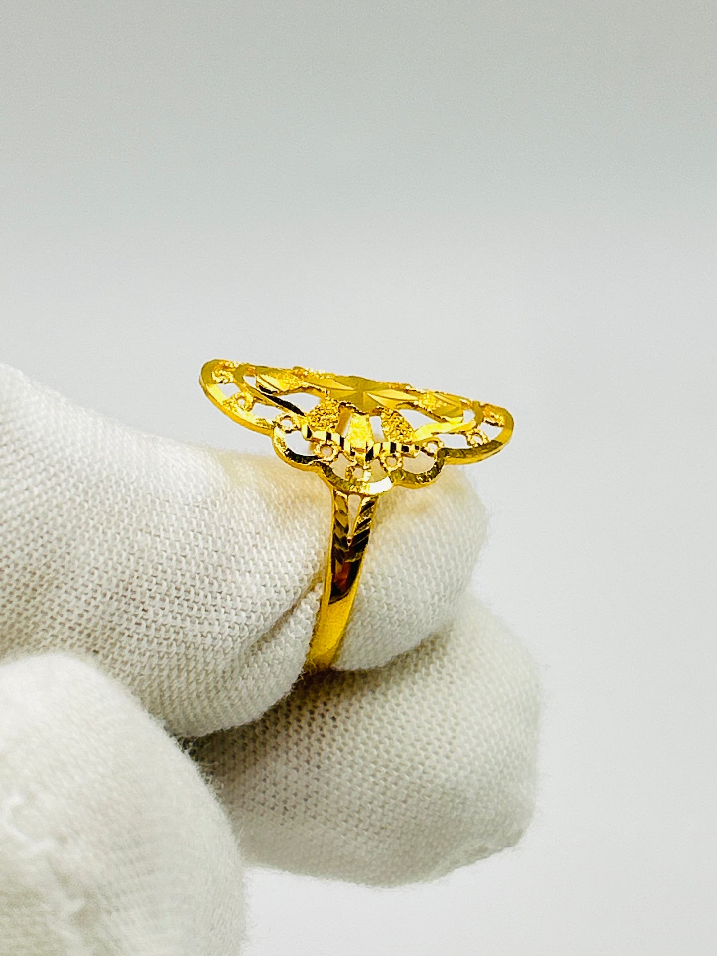 22ct Gold Ladies Ring Size N, Weight 2.2g Hallmarked