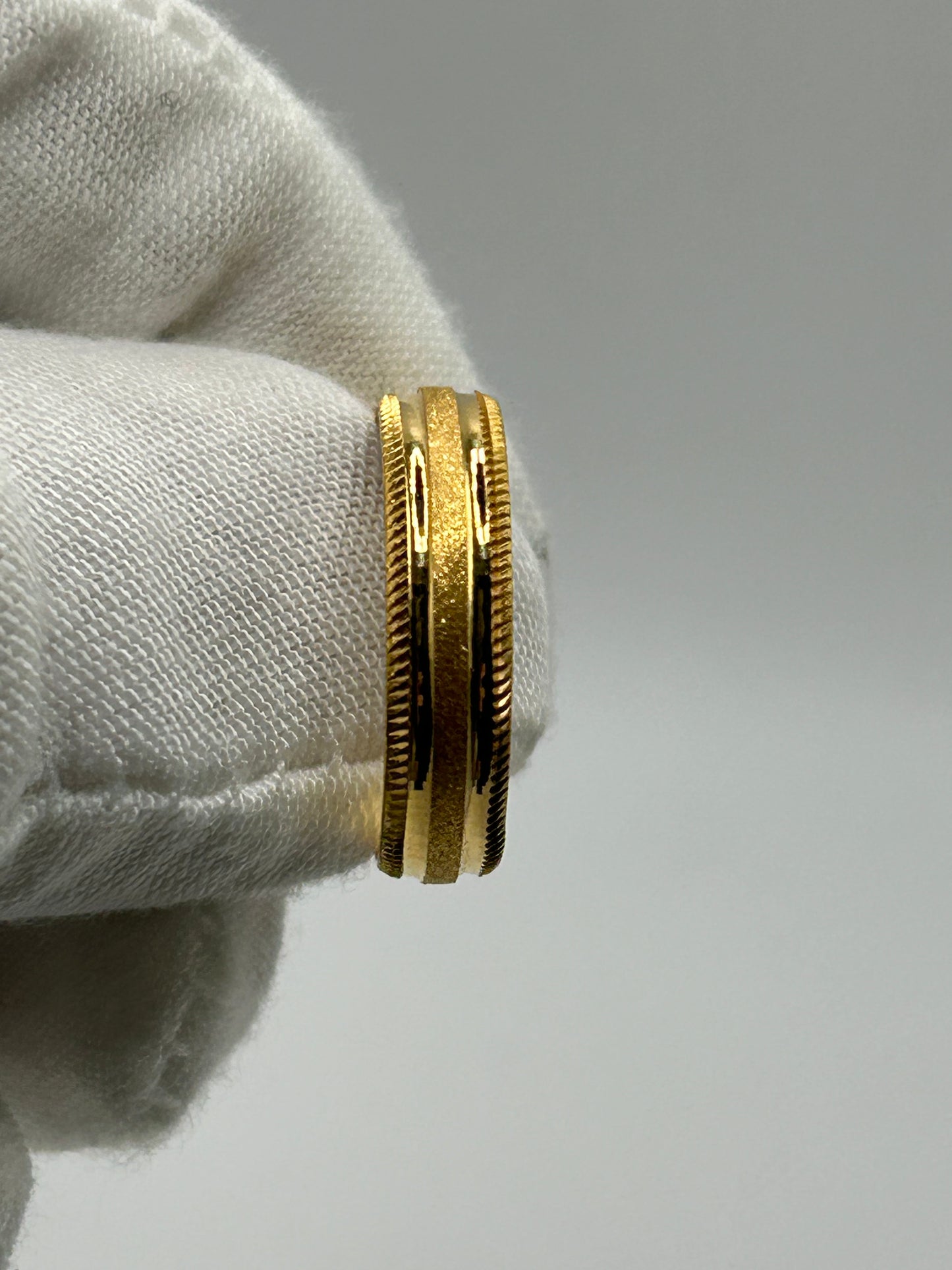 22ct Gold Men’s Band - 5.9 grams, Size R ½ (Hallmarked)