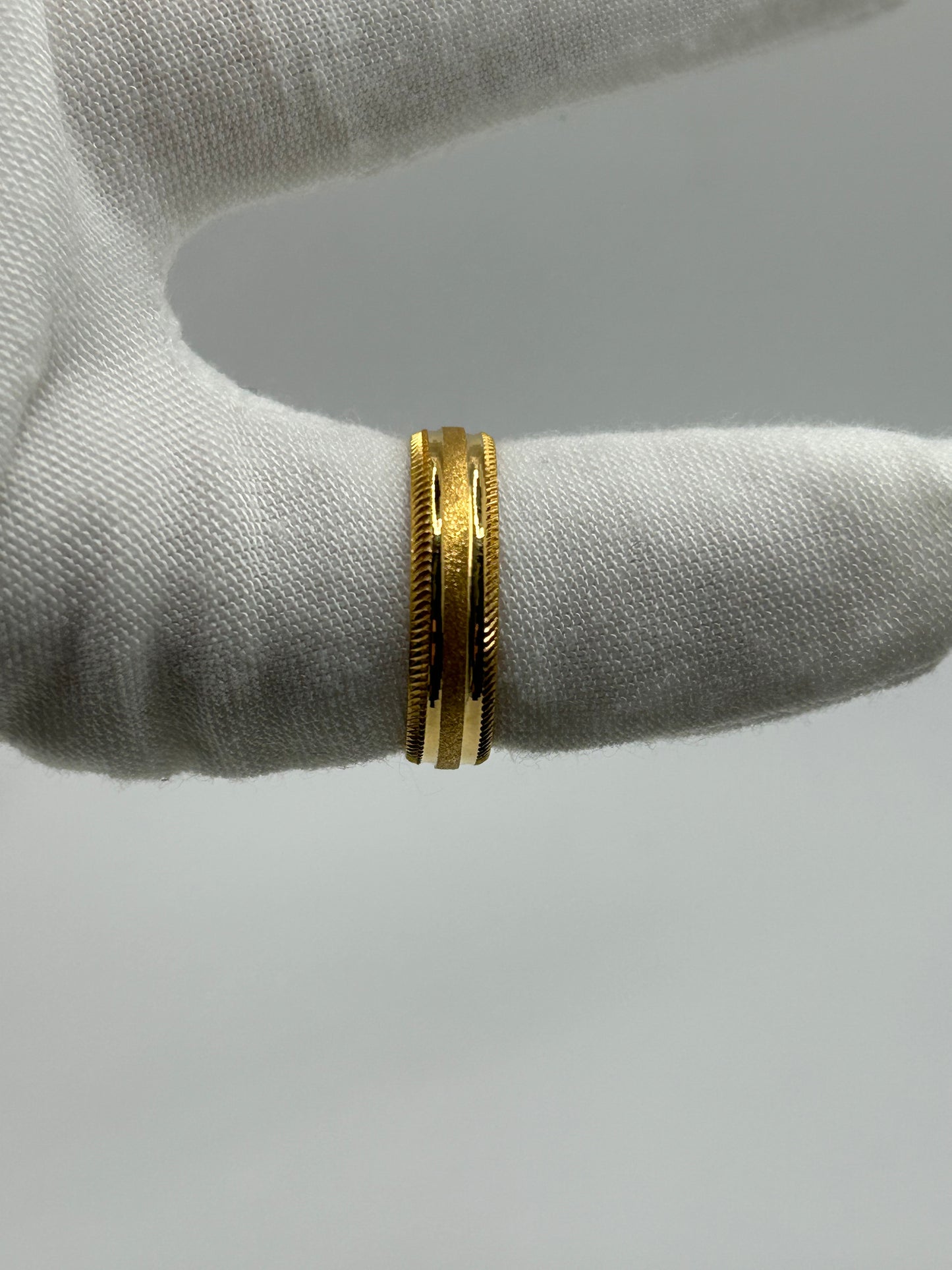 22ct Gold Men’s Band - 5.9 grams, Size R ½ (Hallmarked)