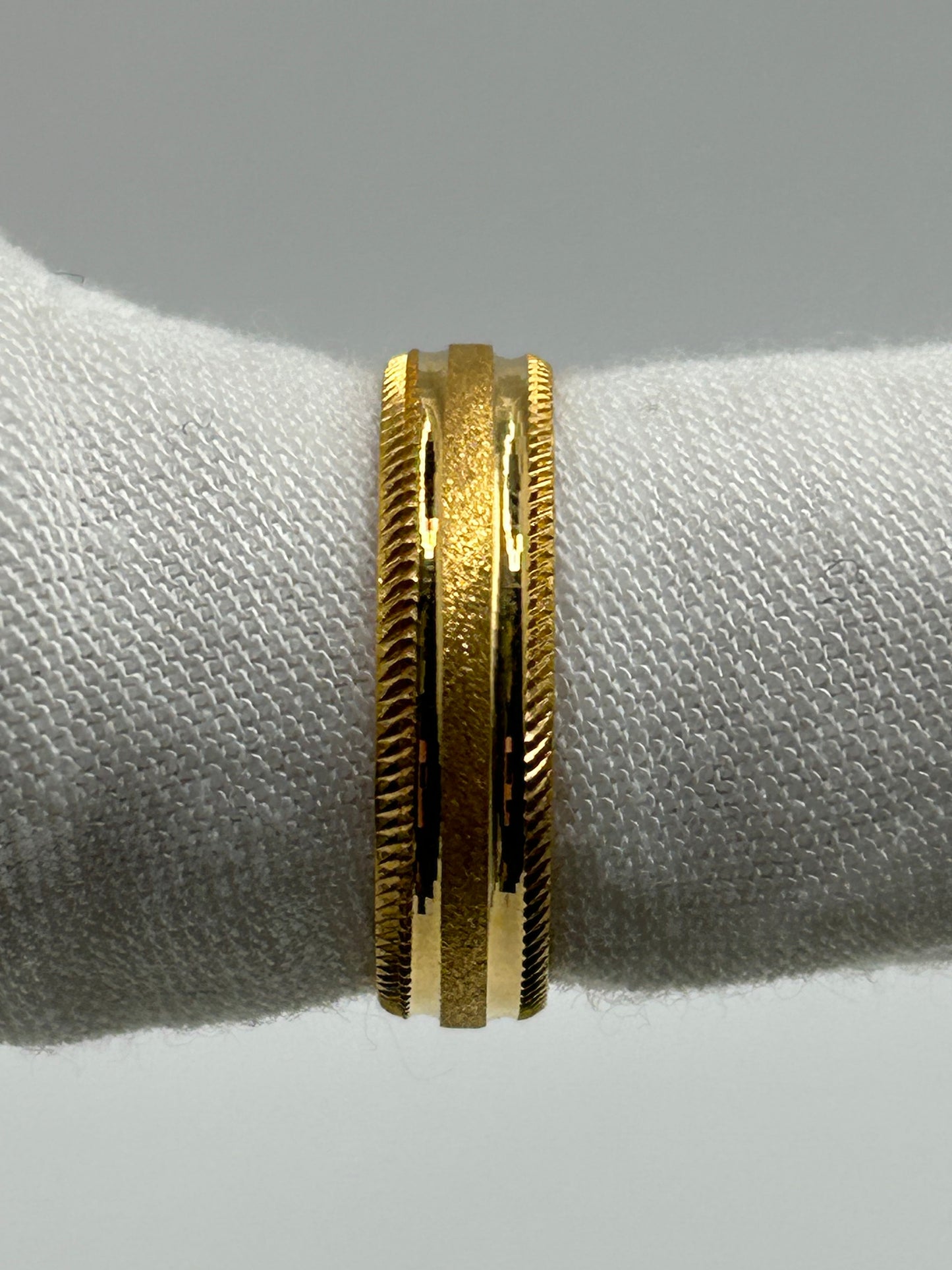 22ct Gold Men’s Band - 5.9 grams, Size R ½ (Hallmarked)