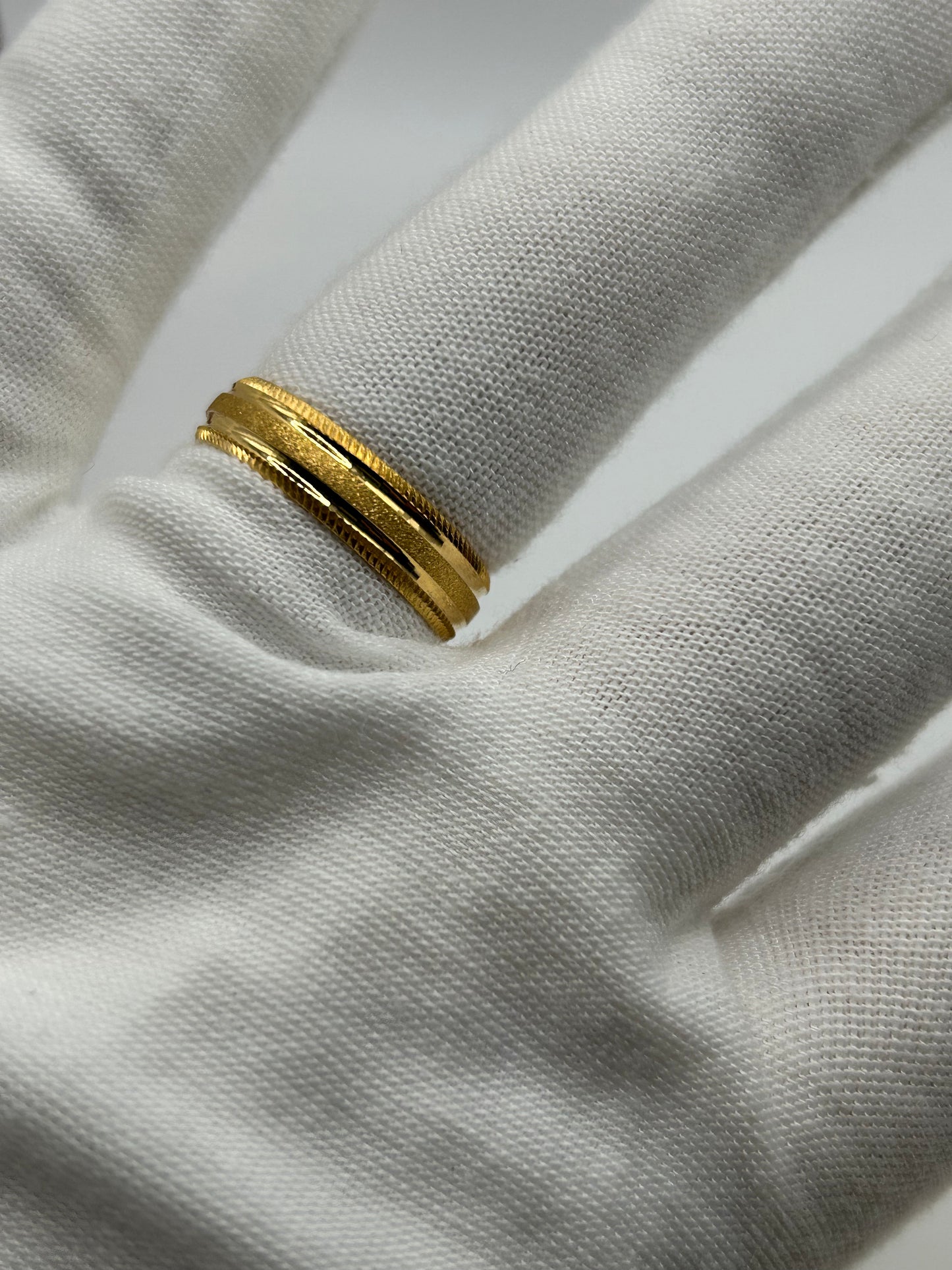 22ct Gold Men’s Band - 5.9 grams, Size R ½ (Hallmarked)