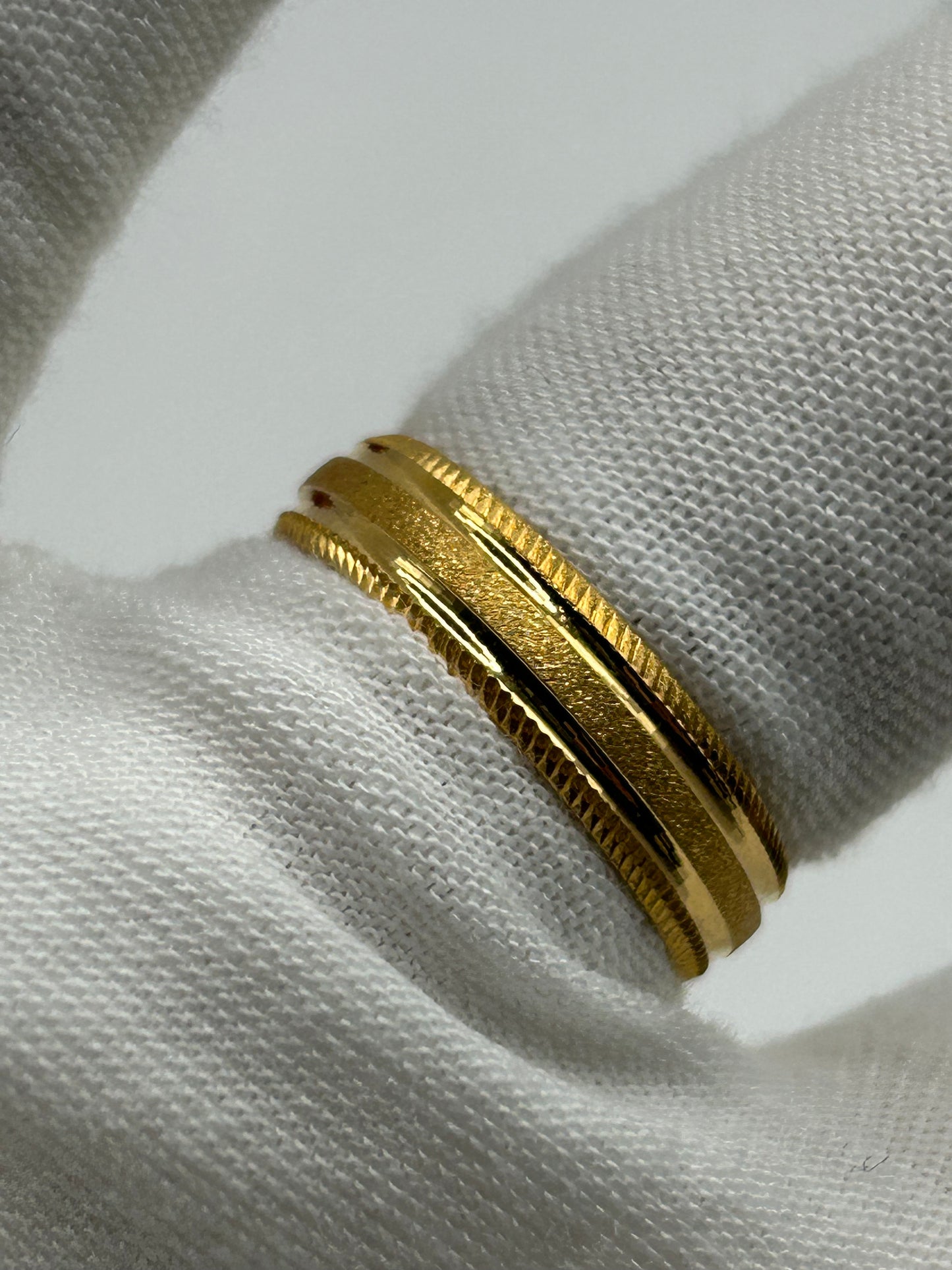 22ct Gold Men’s Band - 5.9 grams, Size R ½ (Hallmarked)