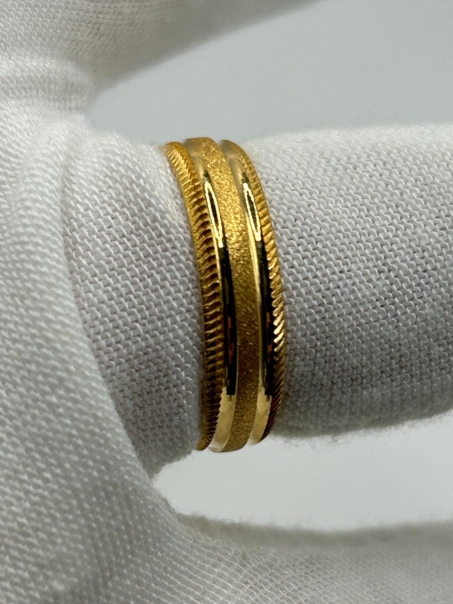 22ct Gold Men’s Band - 5.9 grams, Size R ½ (Hallmarked)