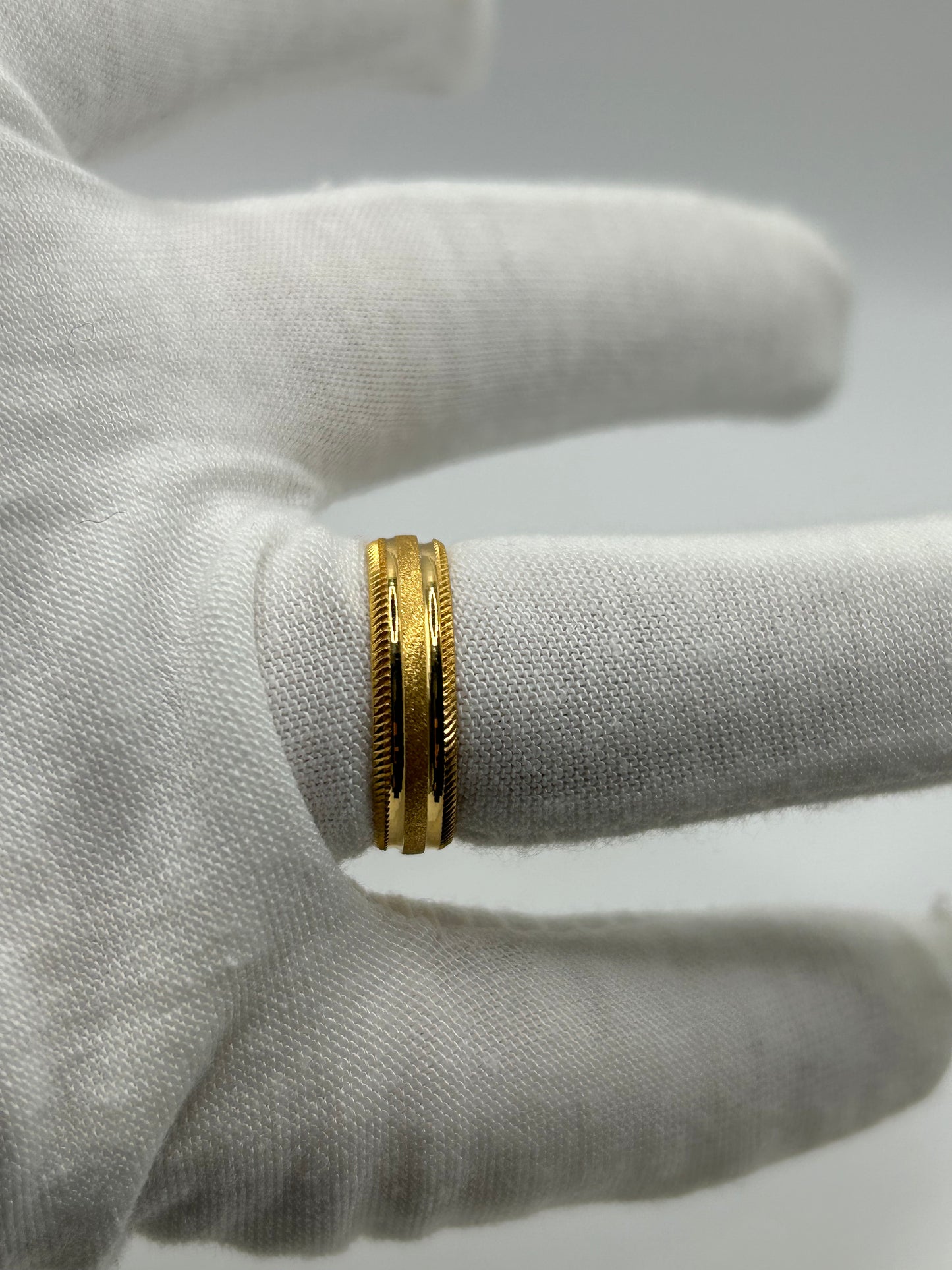 22ct Gold Men’s Band - 5.9 grams, Size R ½ (Hallmarked)