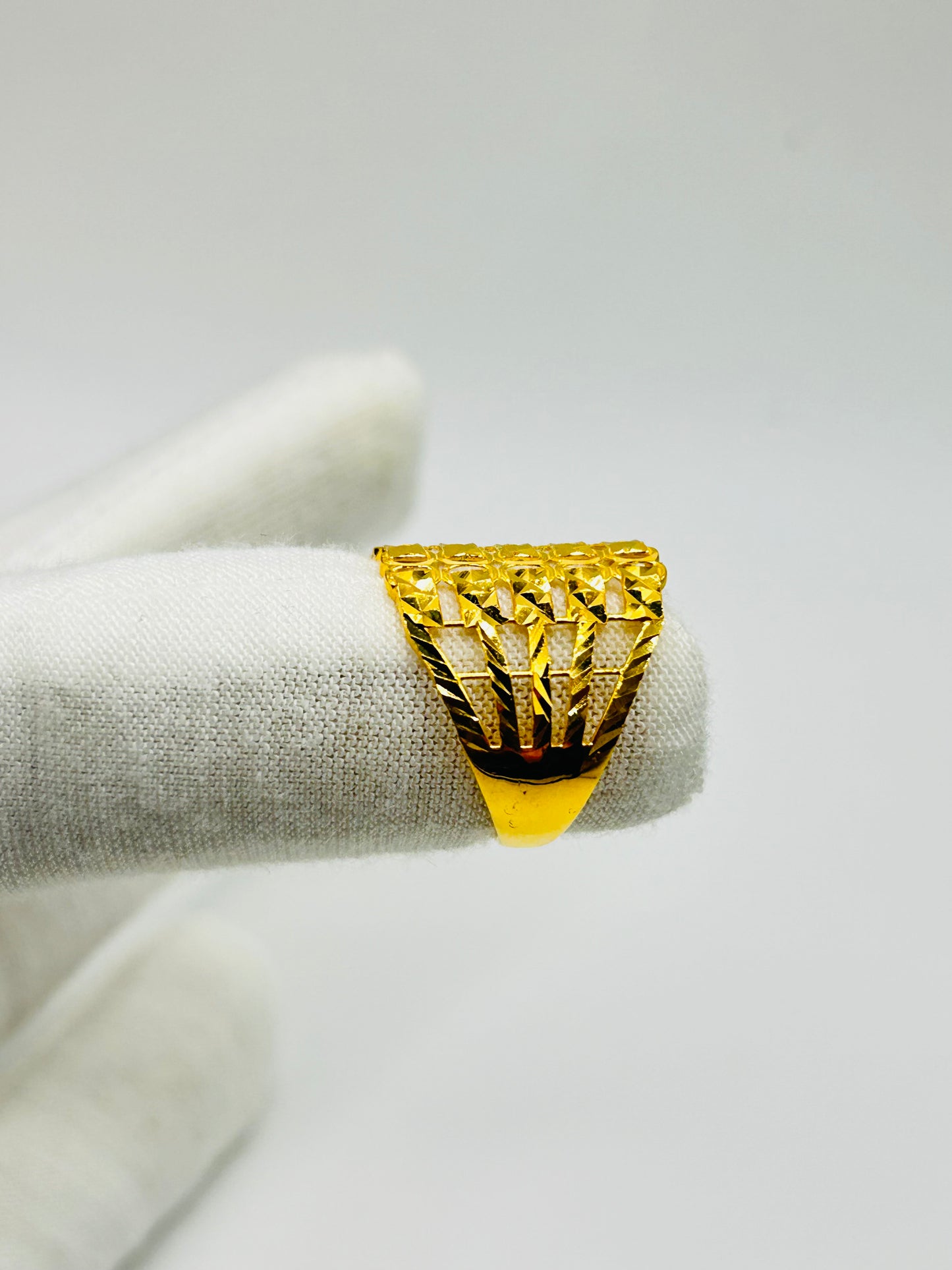 22ct Gold Ladies' Ring – 4.4g – Size P (Hallmarked)