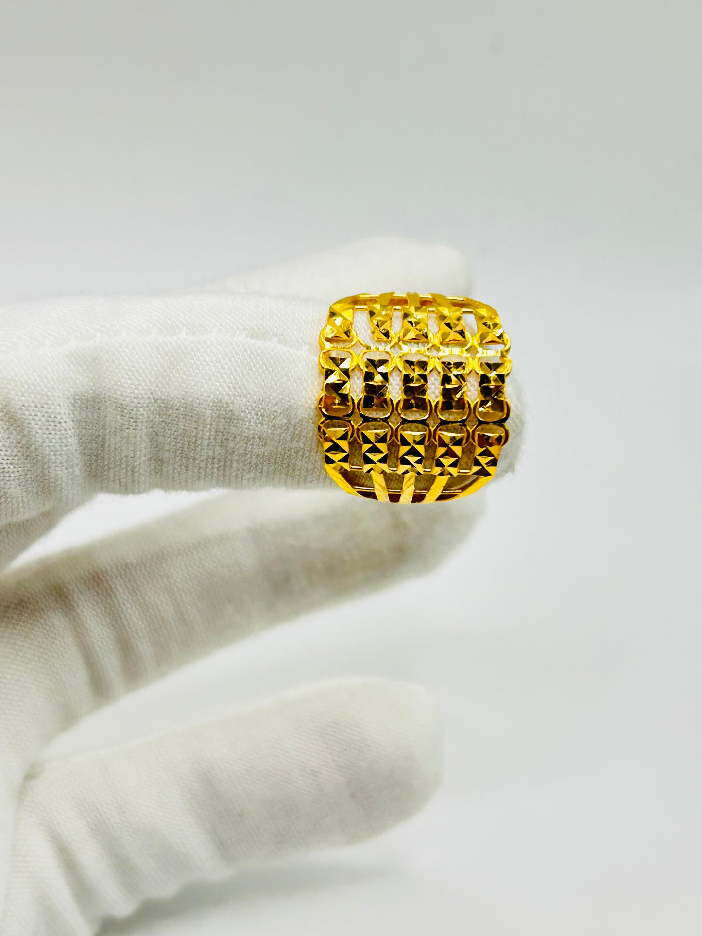22ct Gold Ladies' Ring – 4.4g – Size P (Hallmarked)