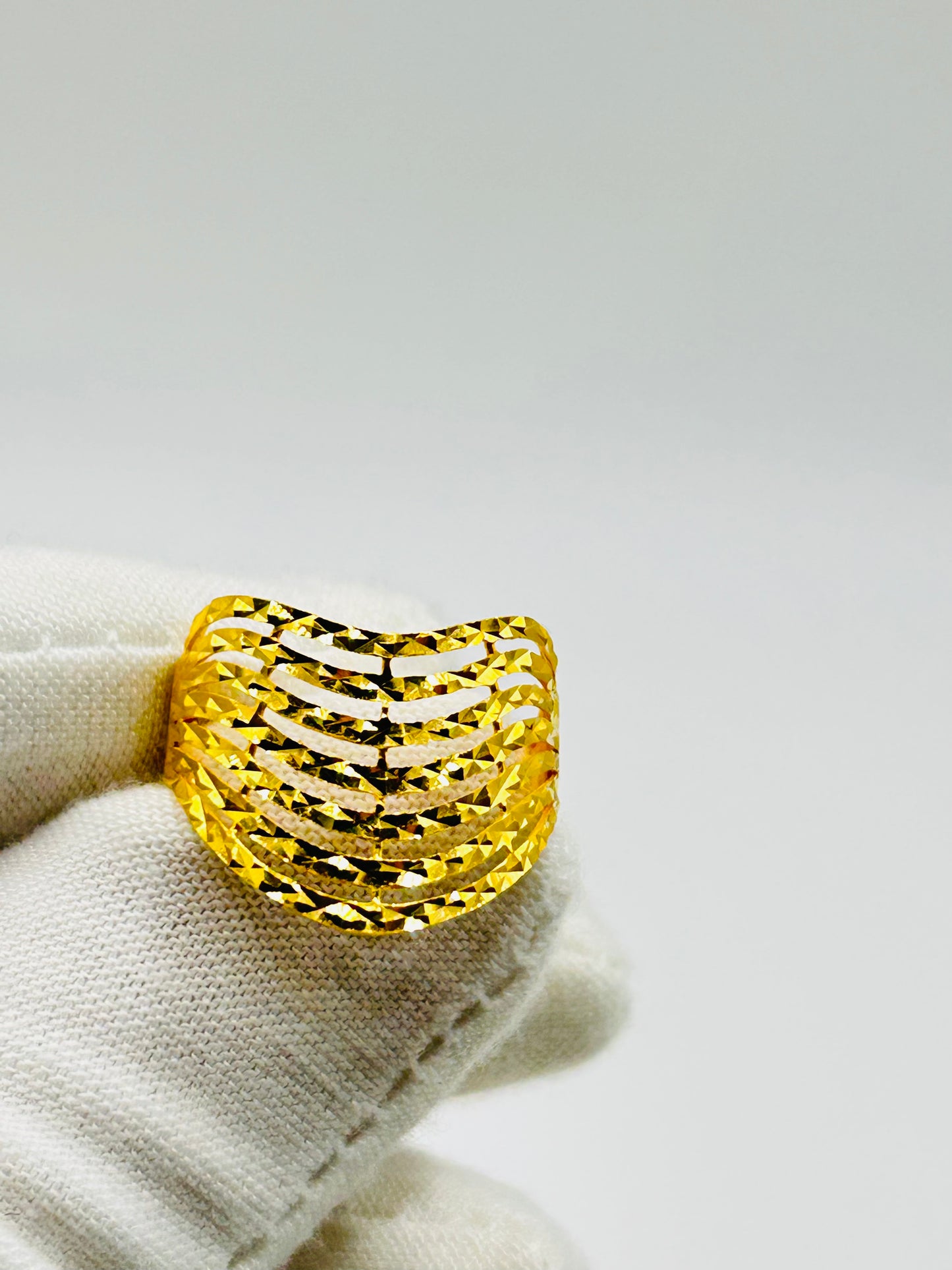 22ct Gold Ladies' Ring – 2.6g – Size P (Hallmarked)