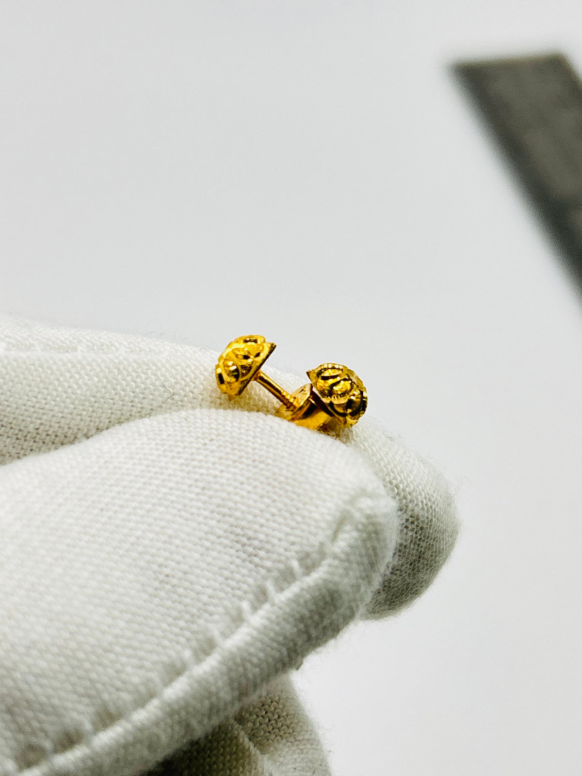22ct Gold Stud Earrings – 1.1g (Hallmarked)