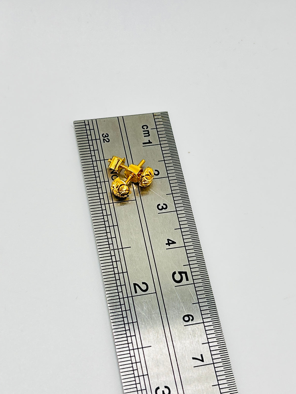 22ct Gold Stud Earrings – 1.1g (Hallmarked)