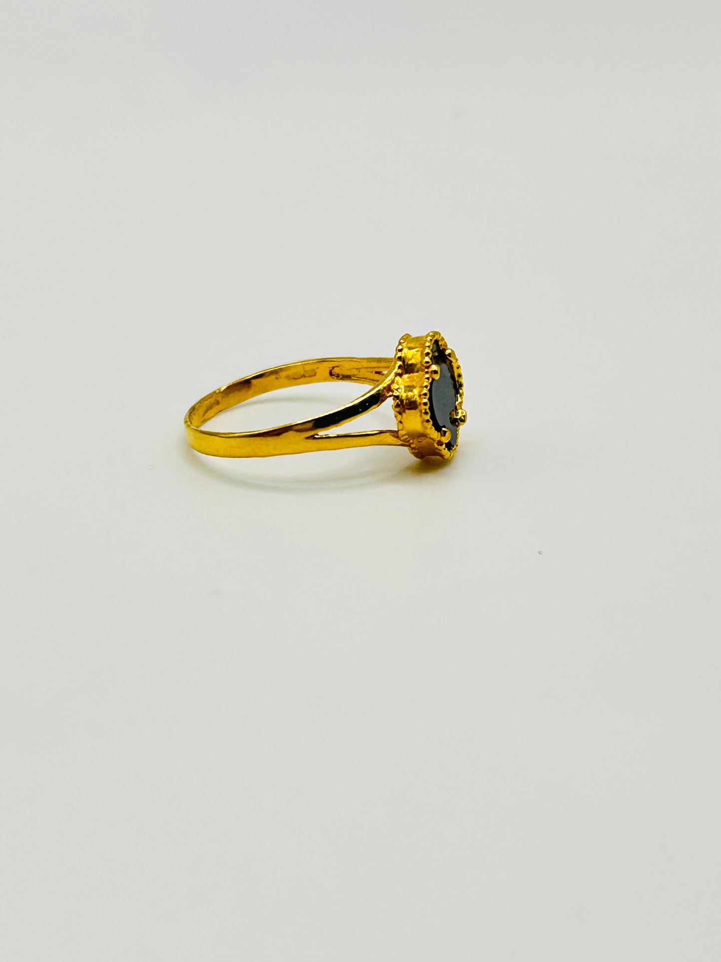 22ct Gold Ladies Ring – 2.3g, Hallmarked, Size M