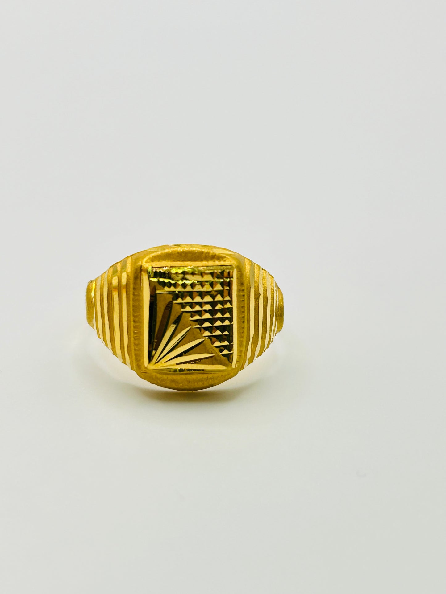 22ct Gold Men’s Ring – 2.4g, Hallmarked, Size R