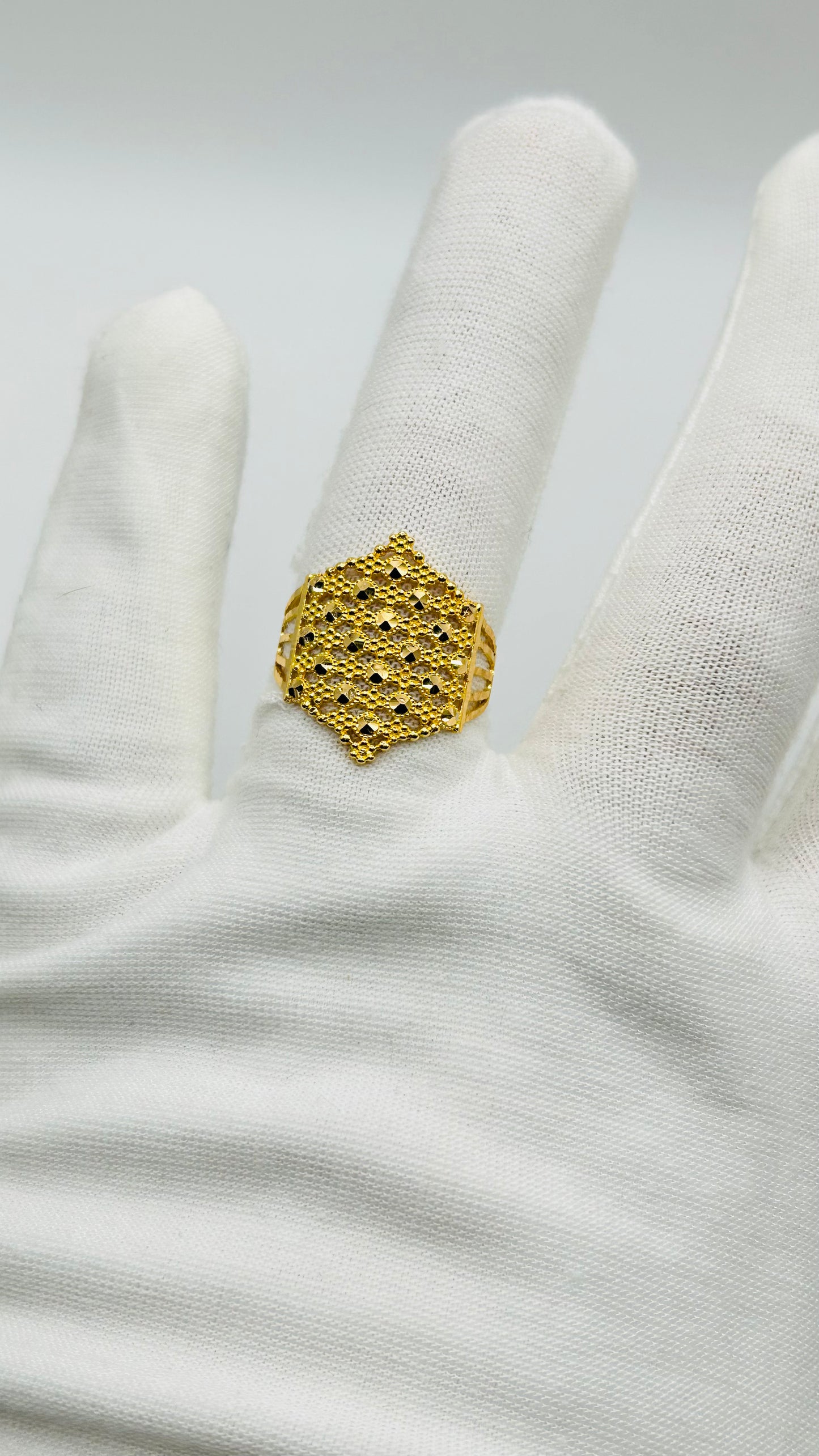 22ct Gold Ladies Ring – Size Q (3.5g, Hallmarked)