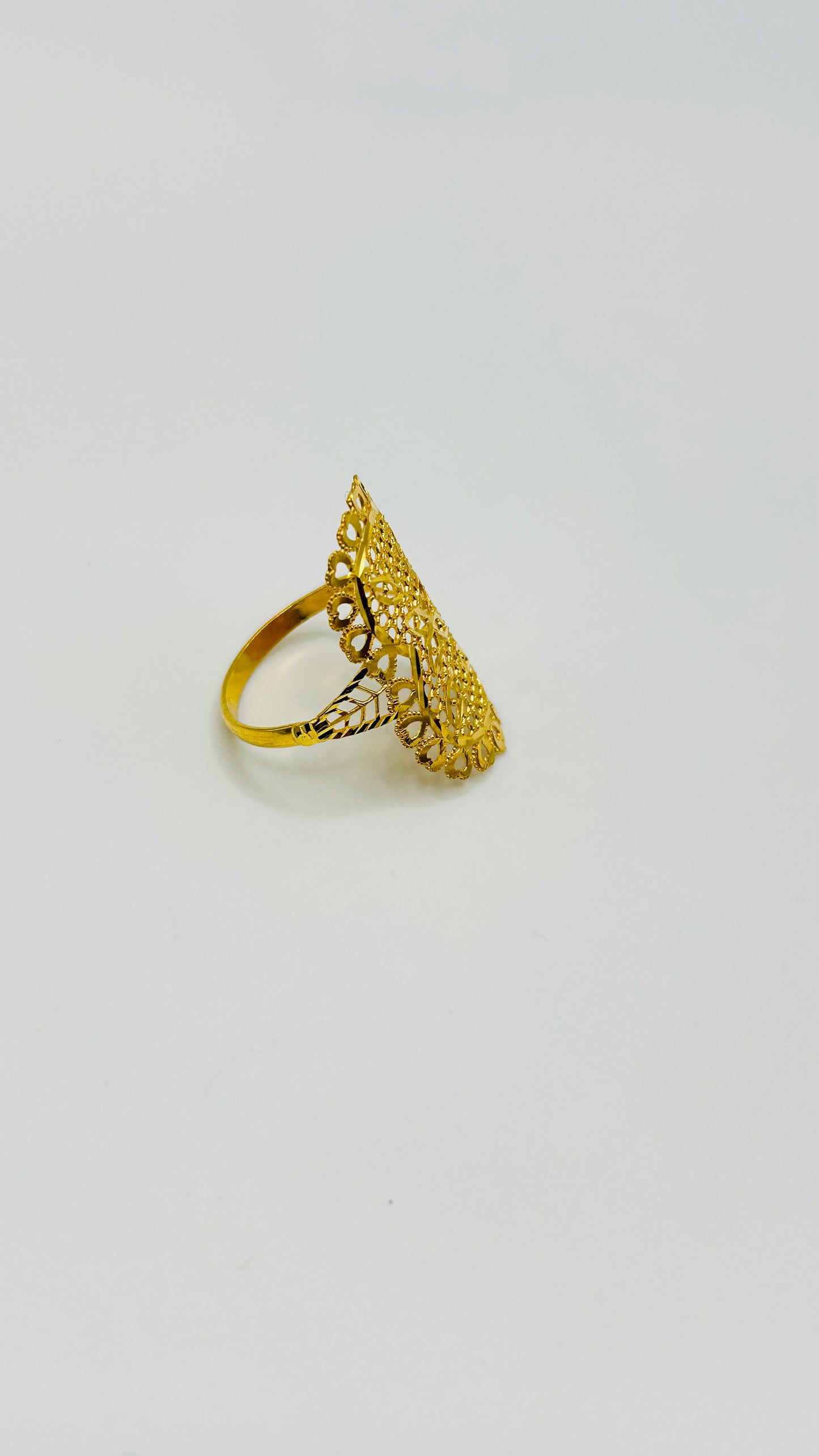 22ct Gold Ladies Ring – Size R (3.1g, Hallmarked)