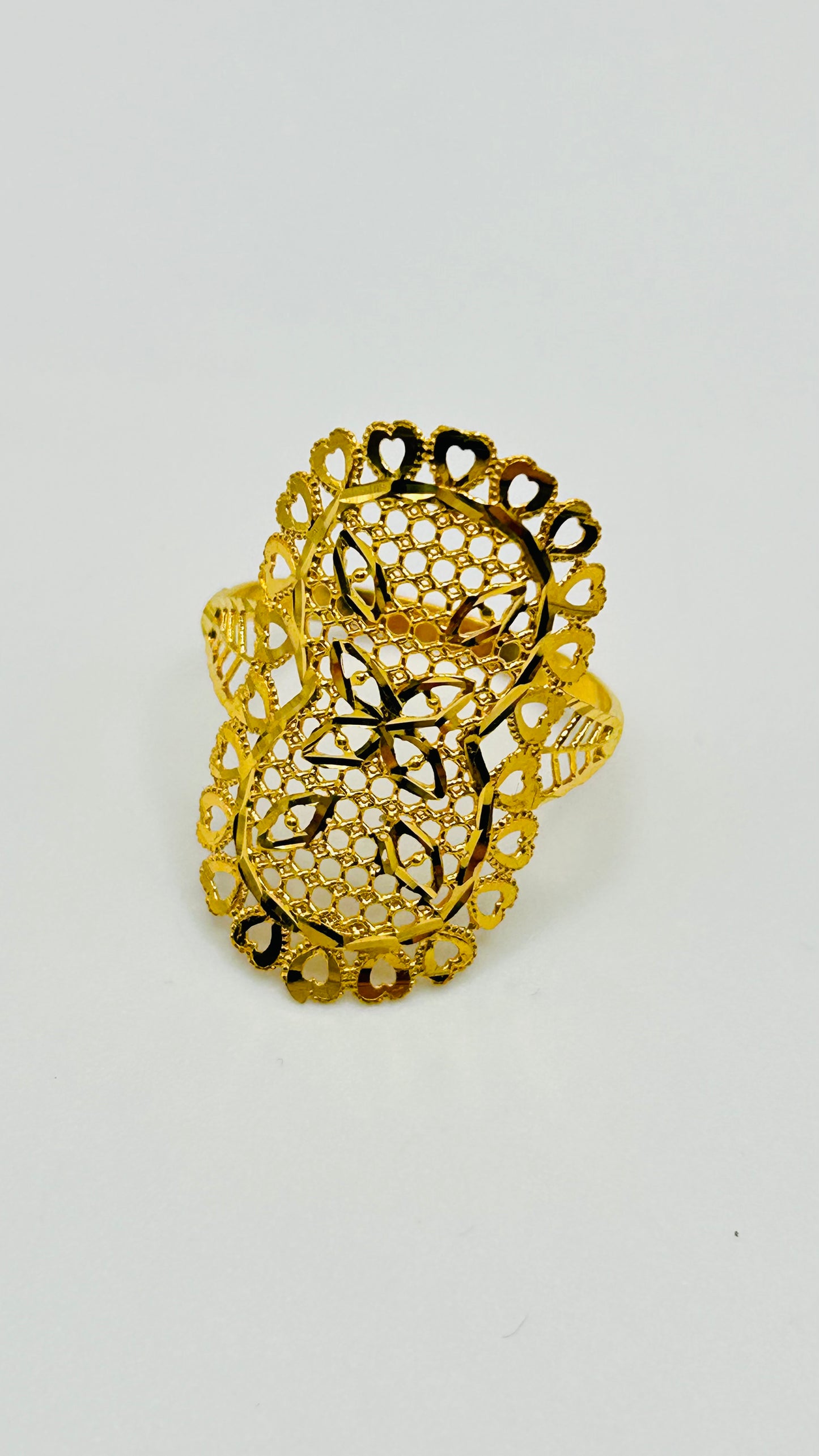 22ct Gold Ladies Ring – Size R (3.1g, Hallmarked)