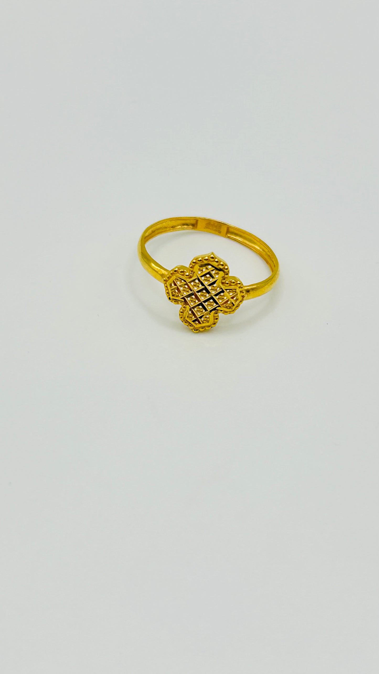 22ct Gold Ladies Ring – Size O (1.3g, Hallmarked)