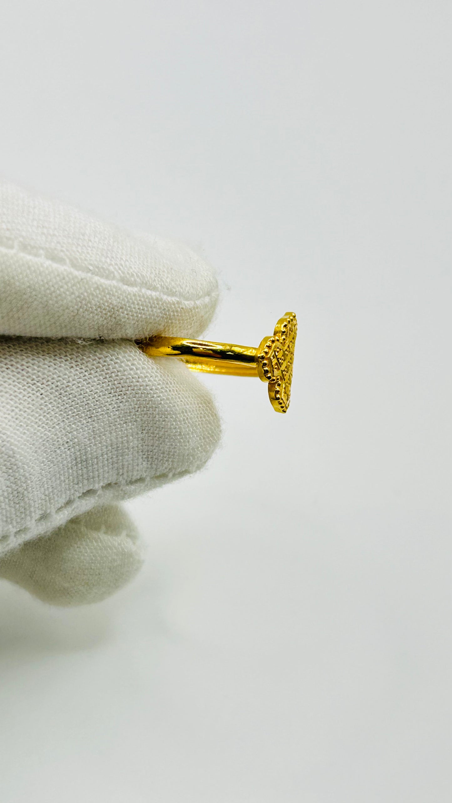 22ct Gold Ladies Ring – Size O (1.3g, Hallmarked)