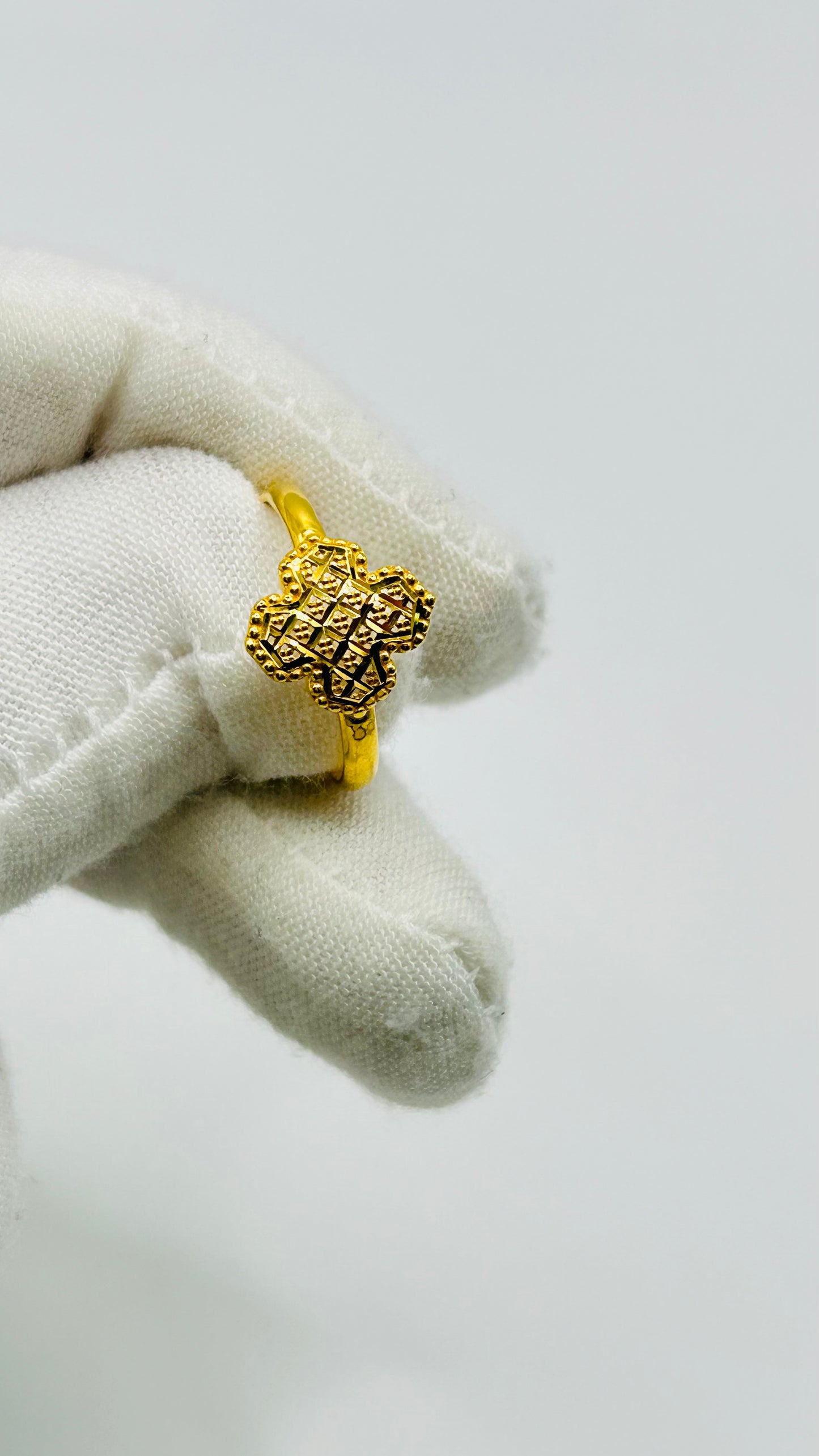 22ct Gold Ladies Ring – Size O (1.3g, Hallmarked)