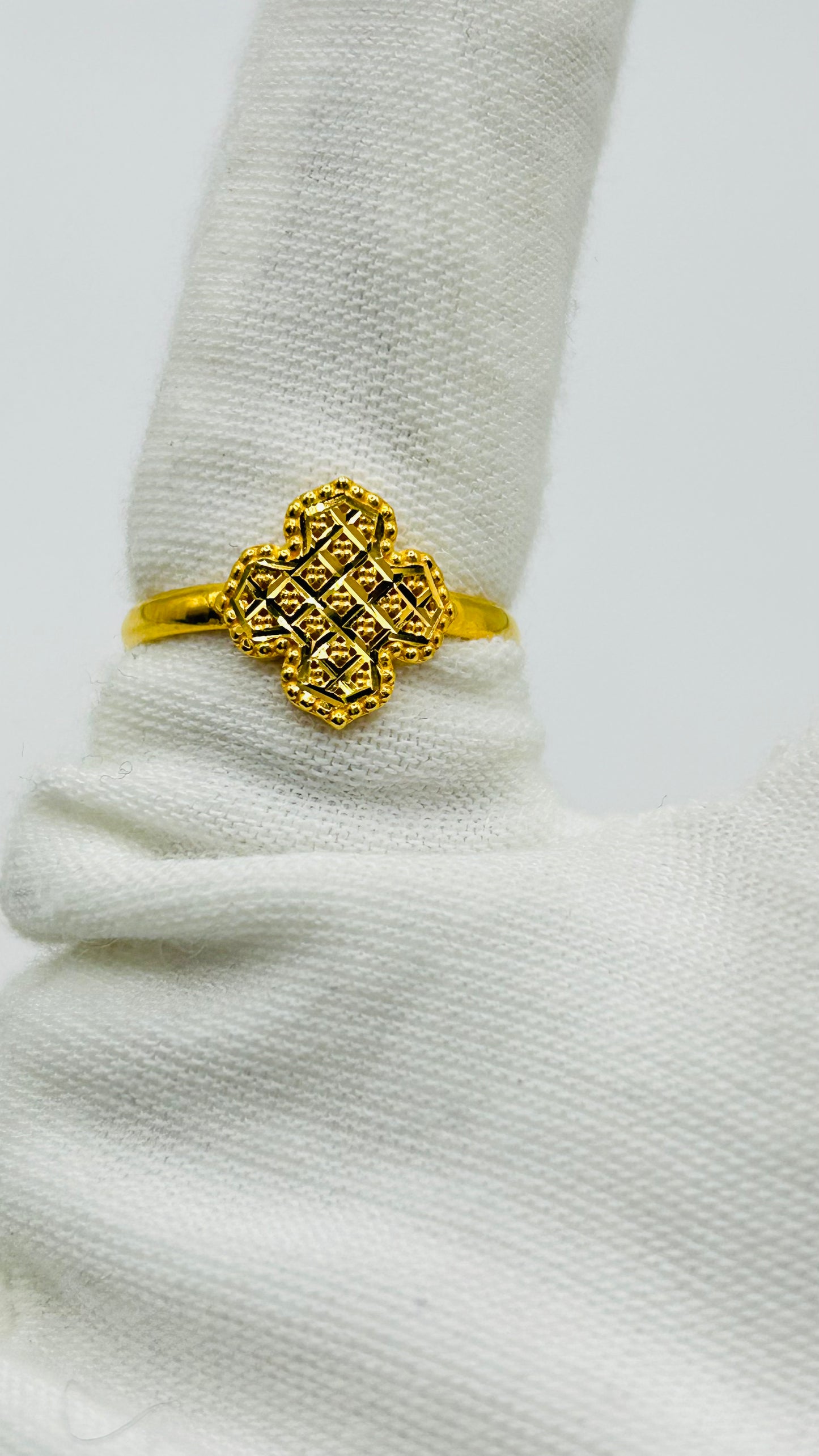 22ct Gold Ladies Ring – Size O (1.3g, Hallmarked)