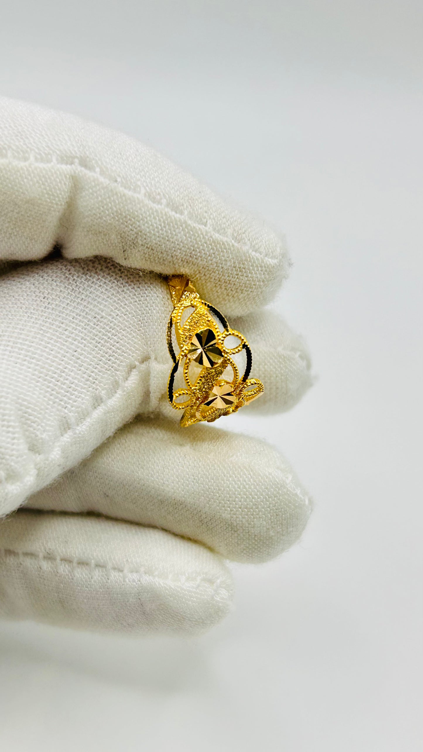 22ct Gold Ladies Ring – Size M½ (2.9g, Hallmarked)