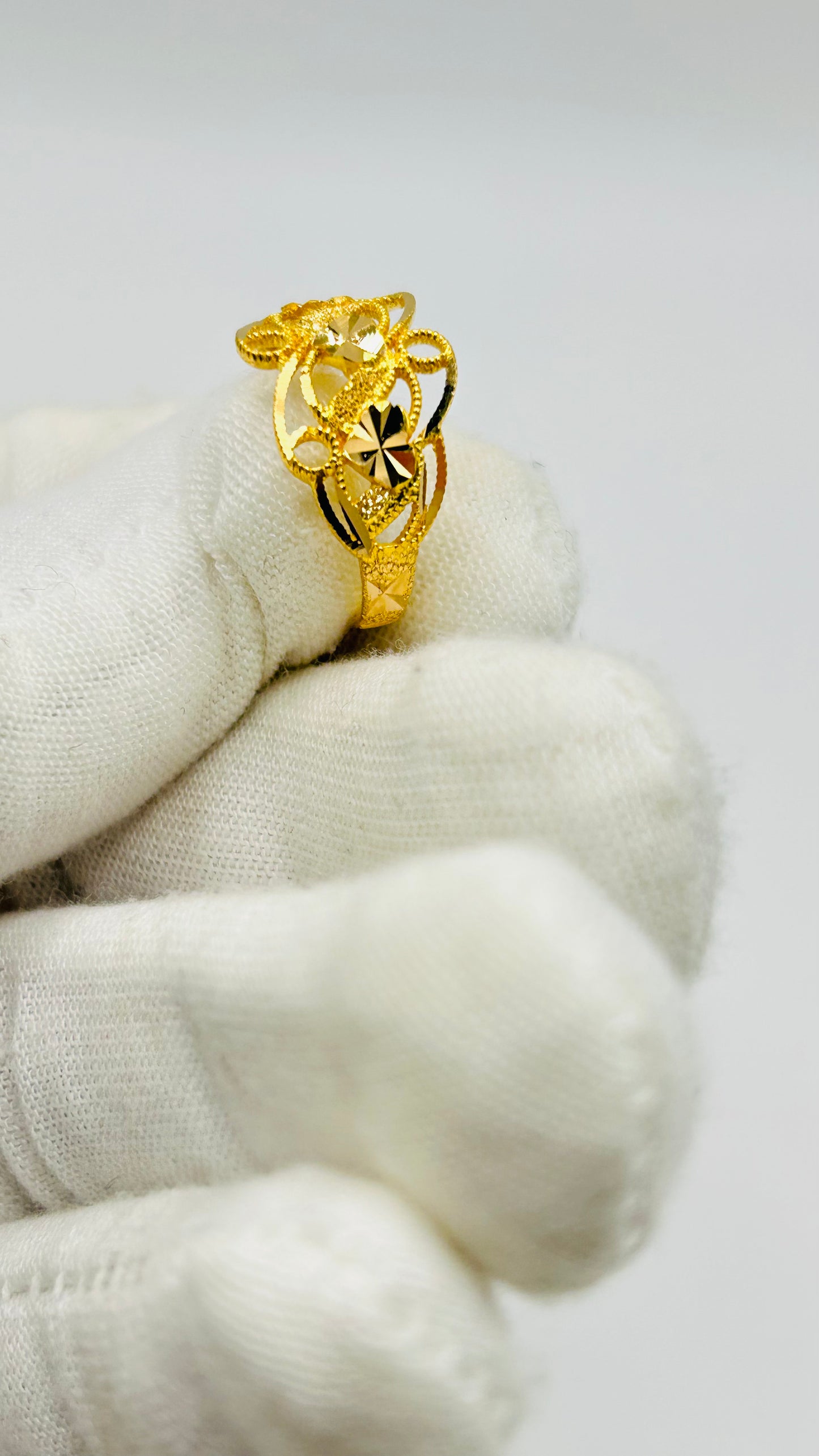 22ct Gold Ladies Ring – Size M½ (2.9g, Hallmarked)