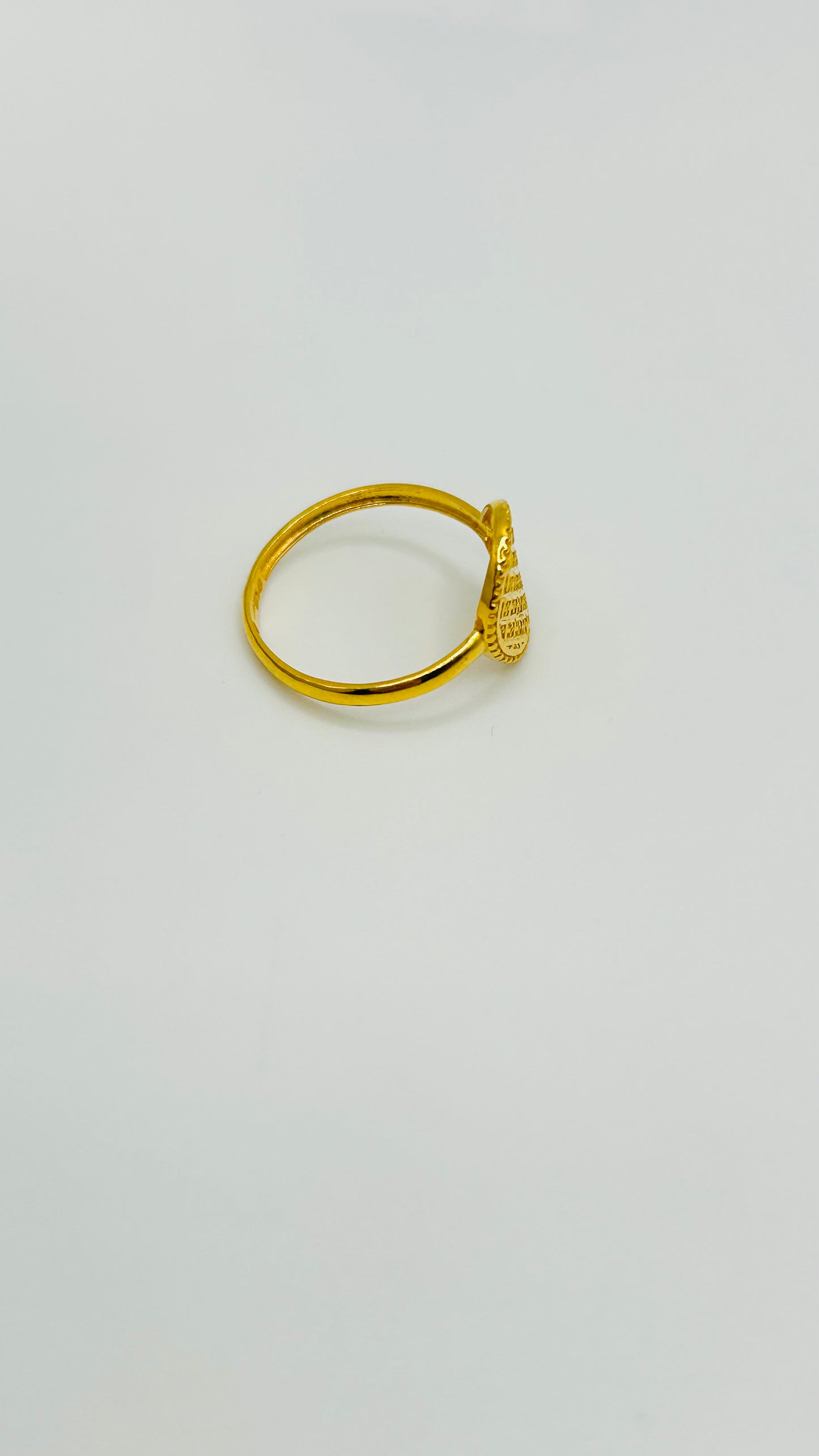 22ct Gold Ladies Ring – Size M½ (1.3g, Hallmarked)