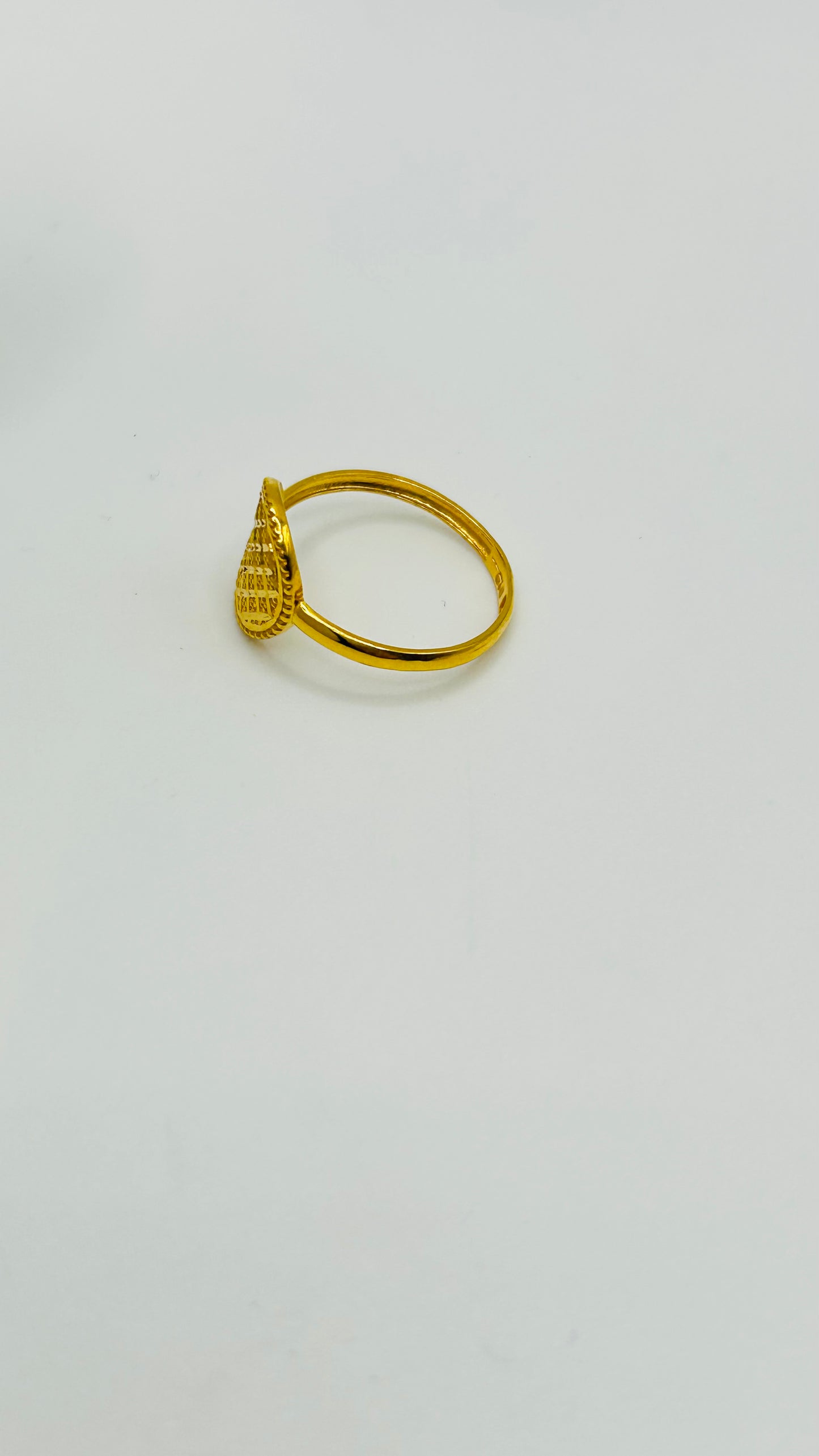 22ct Gold Ladies Ring – Size M½ (1.3g, Hallmarked)