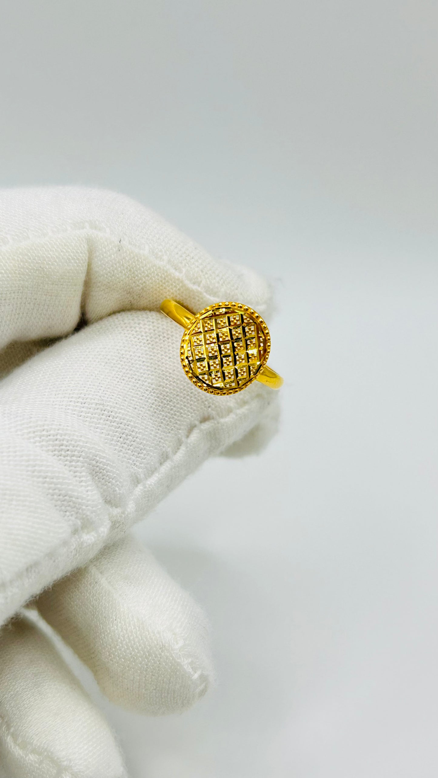 22ct Gold Ladies Ring – Size M½ (1.3g, Hallmarked)