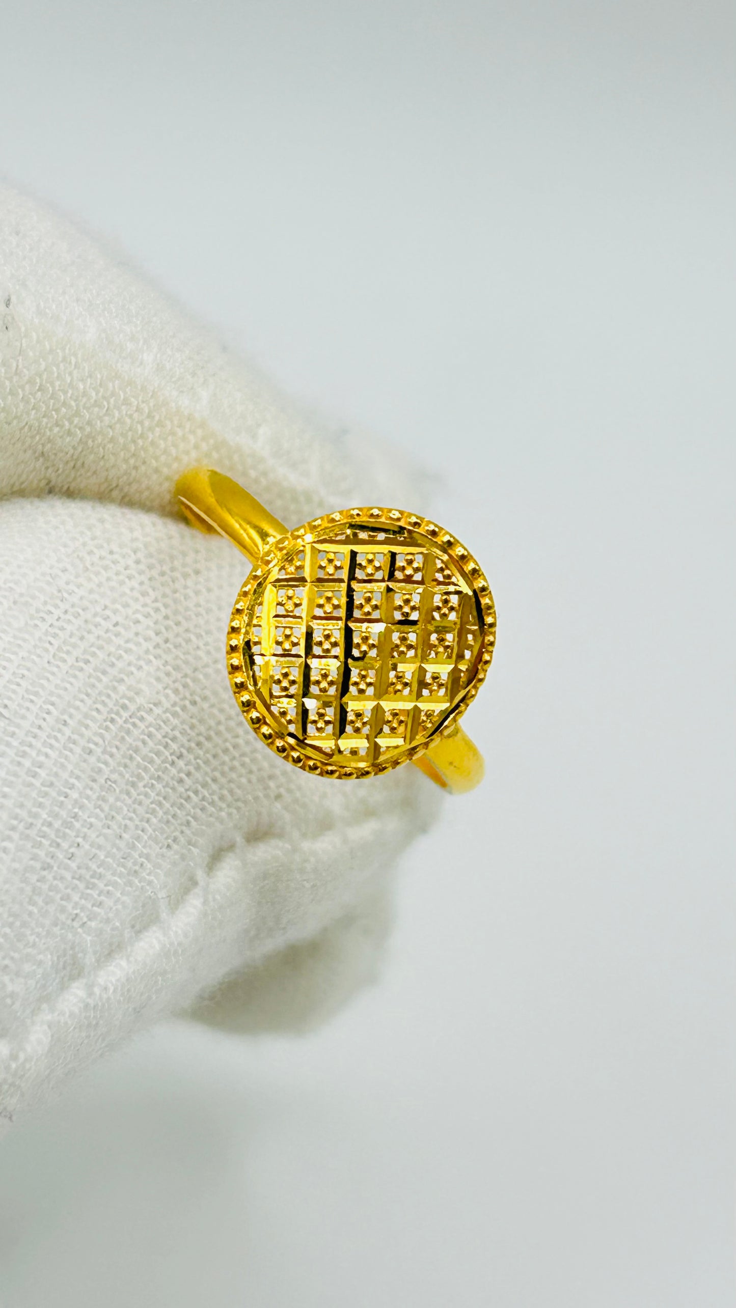 22ct Gold Ladies Ring – Size M½ (1.3g, Hallmarked)