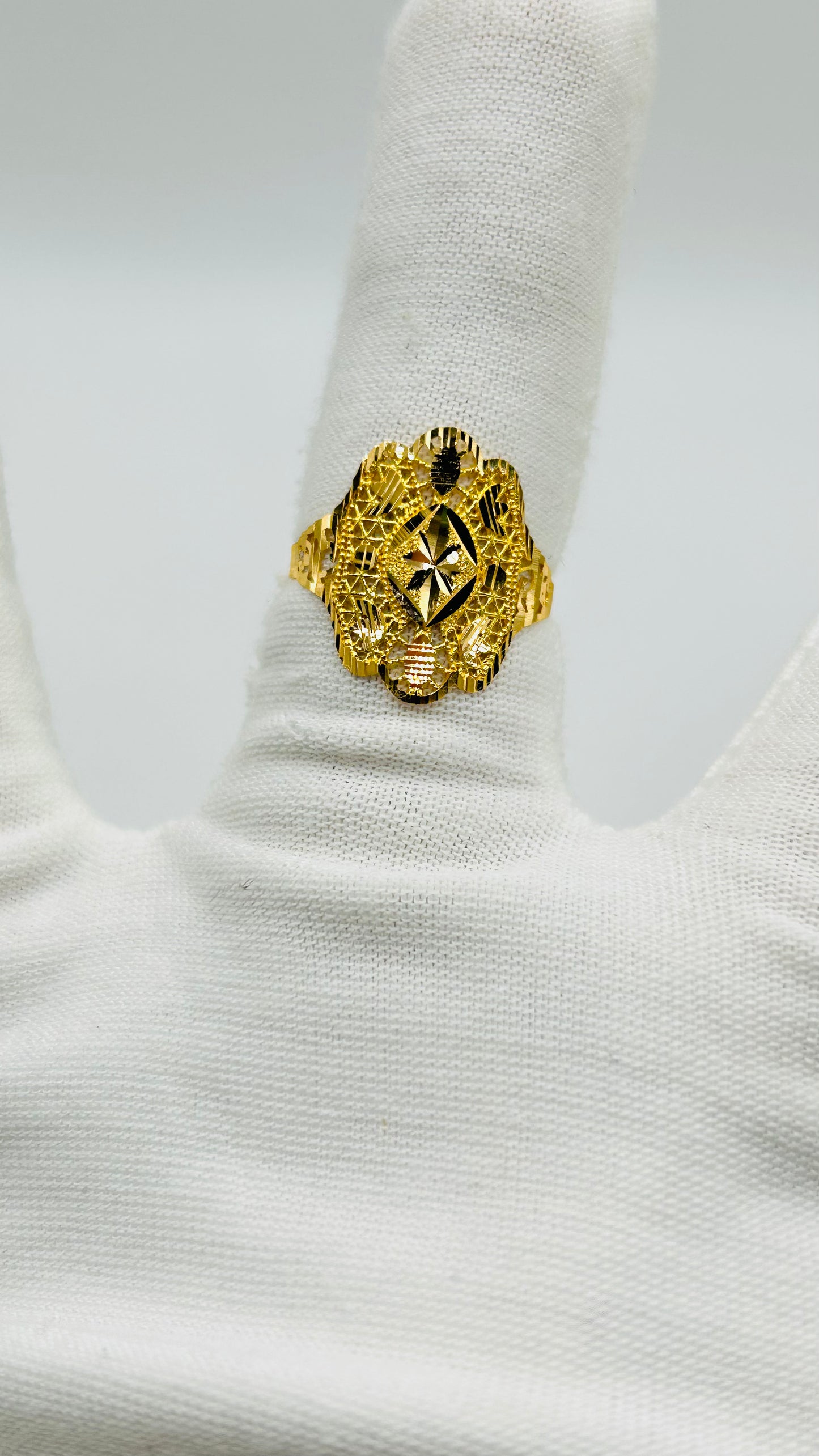 22ct Gold Ladies Ring – Size P½ (2.3g, Hallmarked)