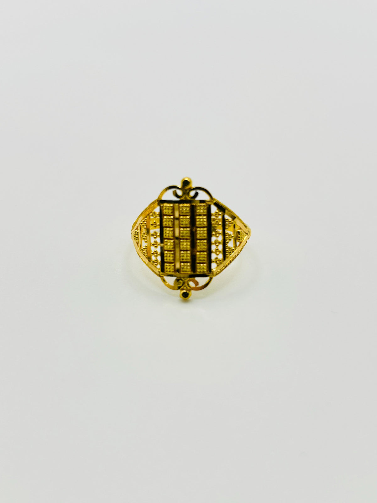 22ct gold ladies ring 2.5g size M