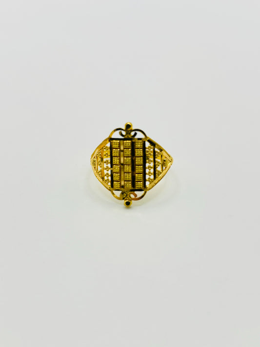 22ct gold ladies ring 2.5g size M