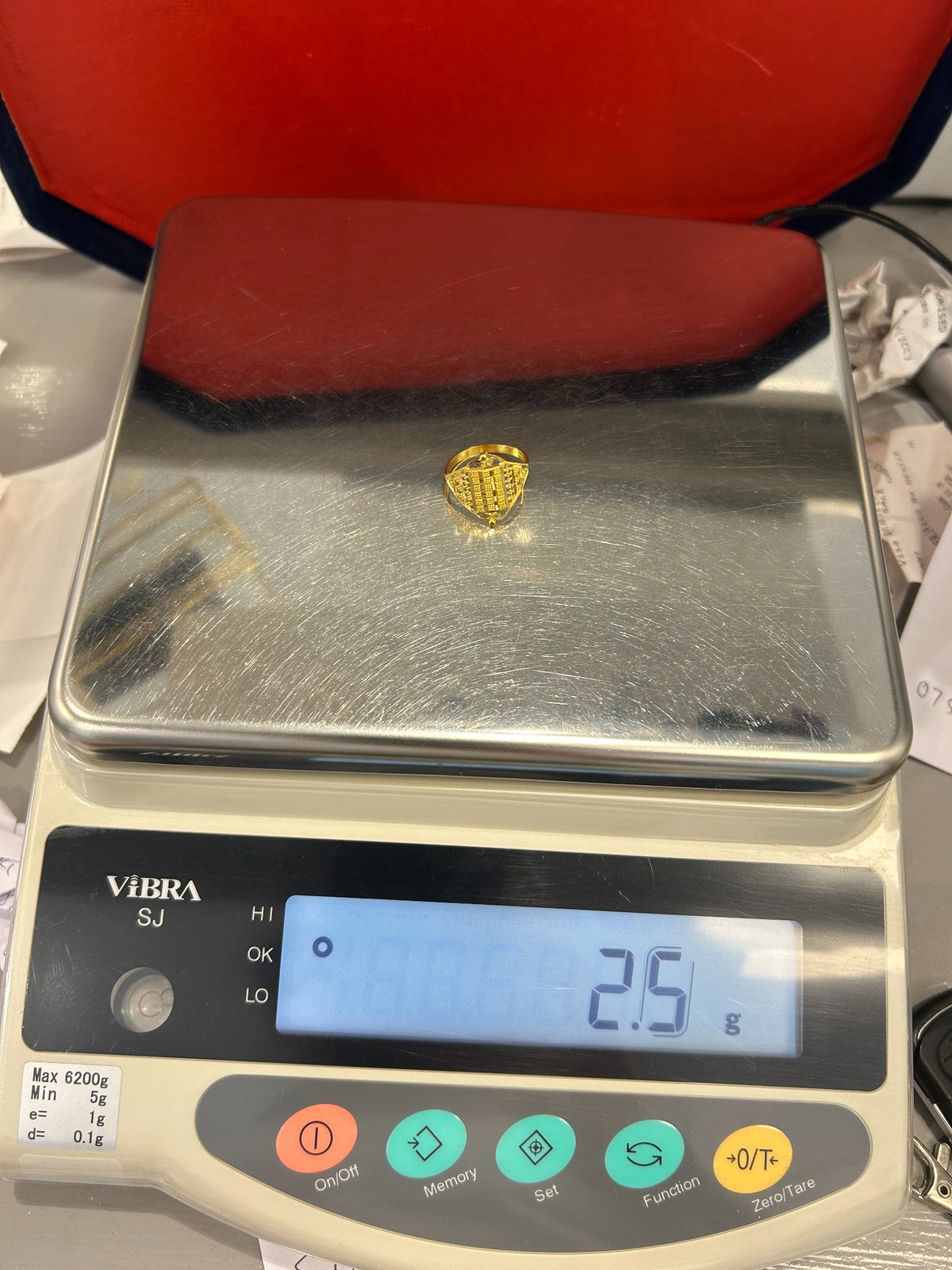 22ct gold ladies ring 2.5g scale