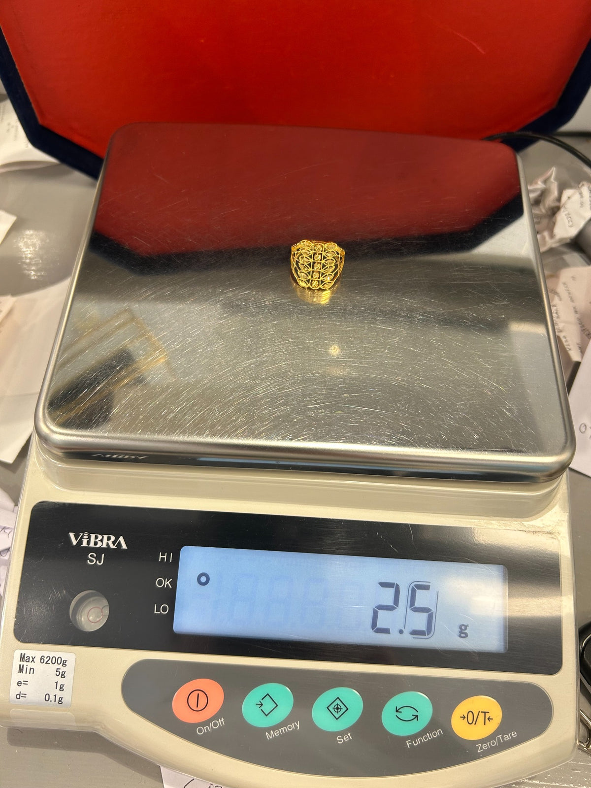 22ct gold ladies ring 2.5g scale